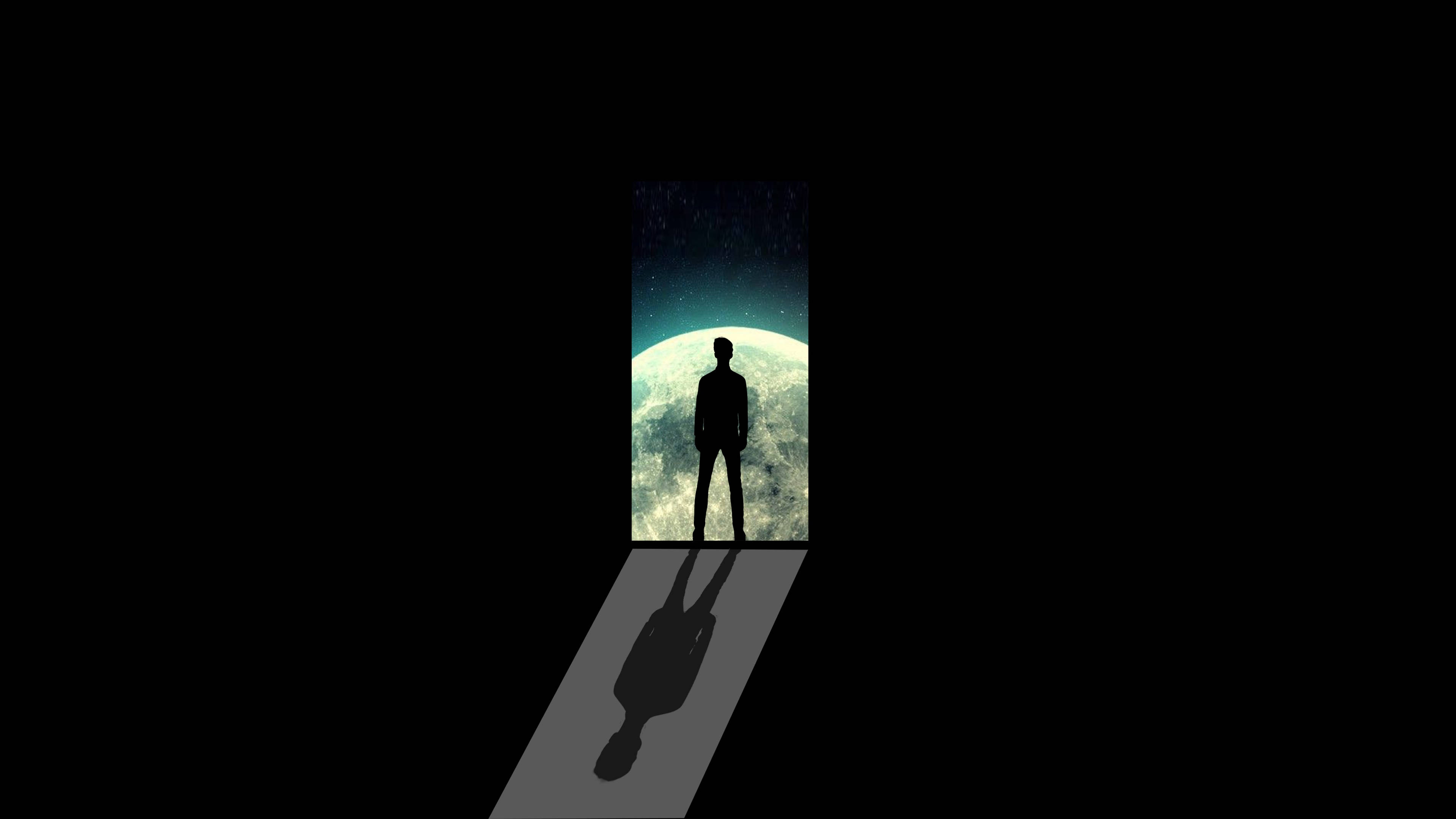 Silhouette 桌布 壁紙 — 一個孤獨的剪影站在門口，被星光宇宙場景包圍，下方有一顆發光的行星。