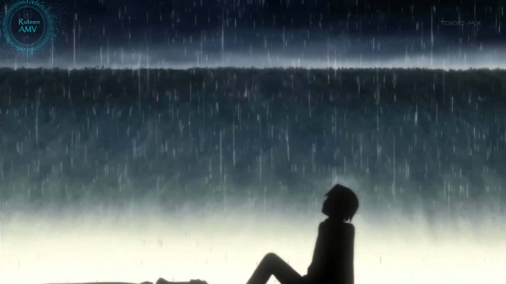 桌布 壁紙 — 一個孤獨的動漫人物以剪影形式坐在雨夜天空下，仰望上方，雨水沿著霧氣瀰漫的地平線流下。