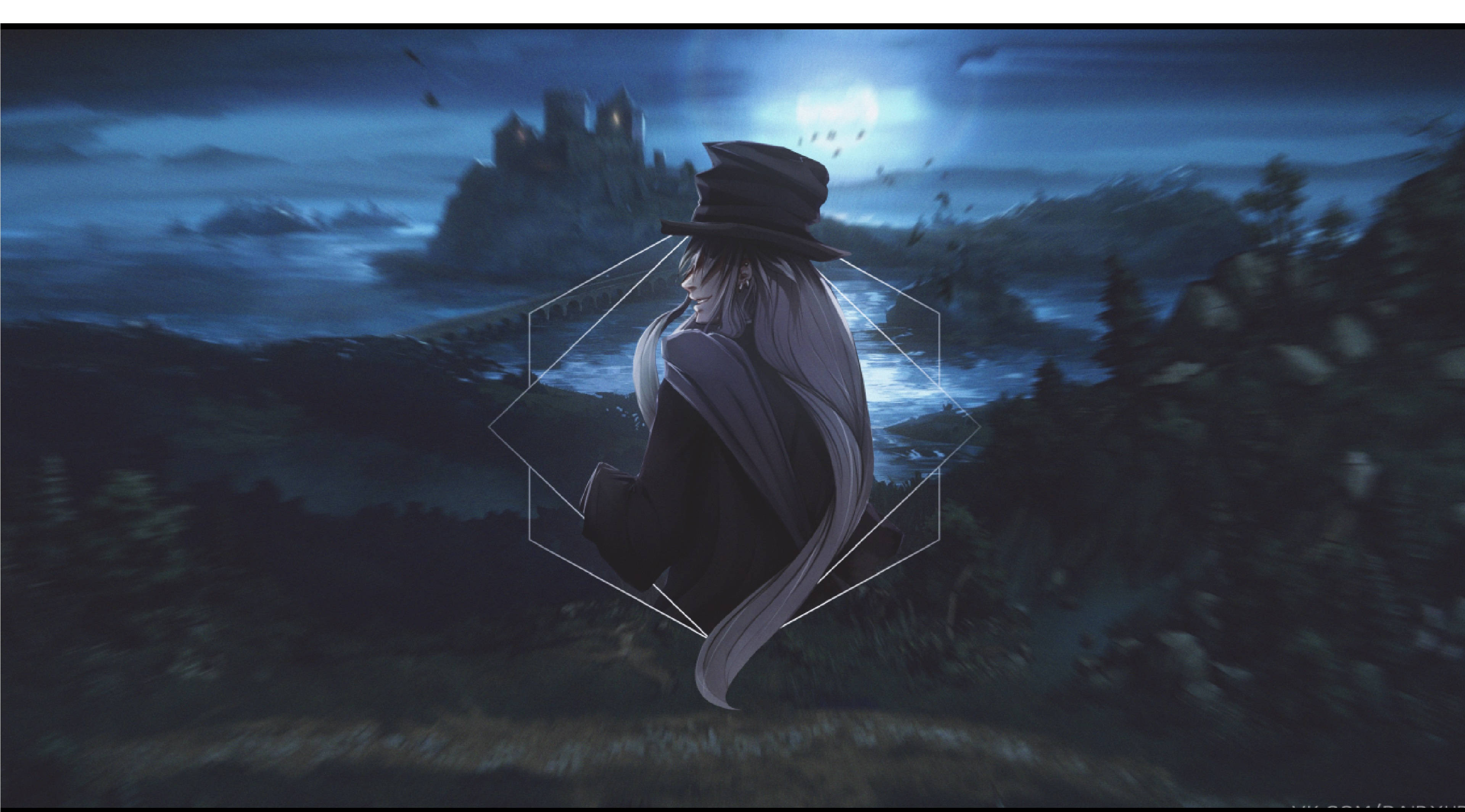 Black Butler 桌布 壁紙 — 一個孤獨的動漫人物戴著高帽，凝視著深藍色天空下霧氣籠罩的山丘上月光照耀的城堡。