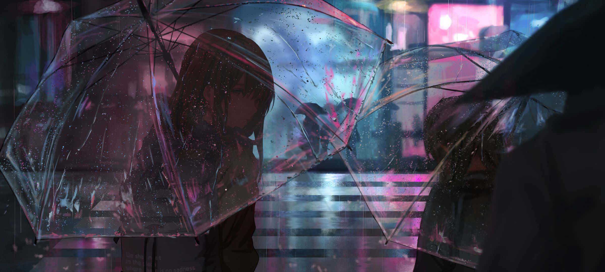 2400x1080 桌布 壁紙 — 一個孤獨的動漫女孩，深色頭髮，在夜晚霓虹燈閃爍的雨街上撐著透明雨傘。