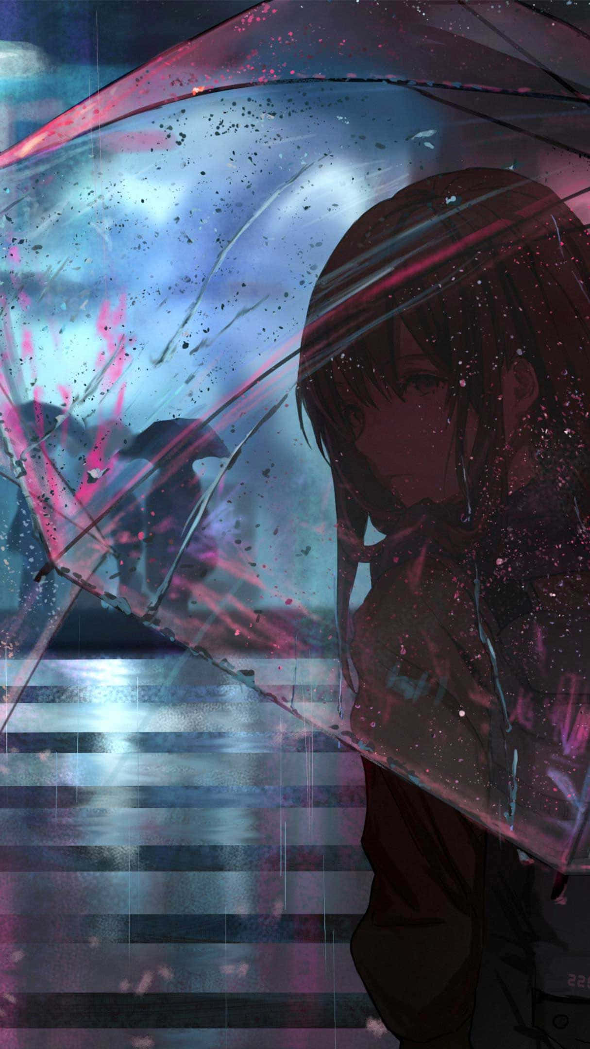 Cool Anime iPhone 桌布 壁紙 — 一個孤獨的動漫女孩，深色頭髮，在夜晚霓虹燈閃爍的城市街道上，雨絲飄落，她撐著一把透明雨傘。