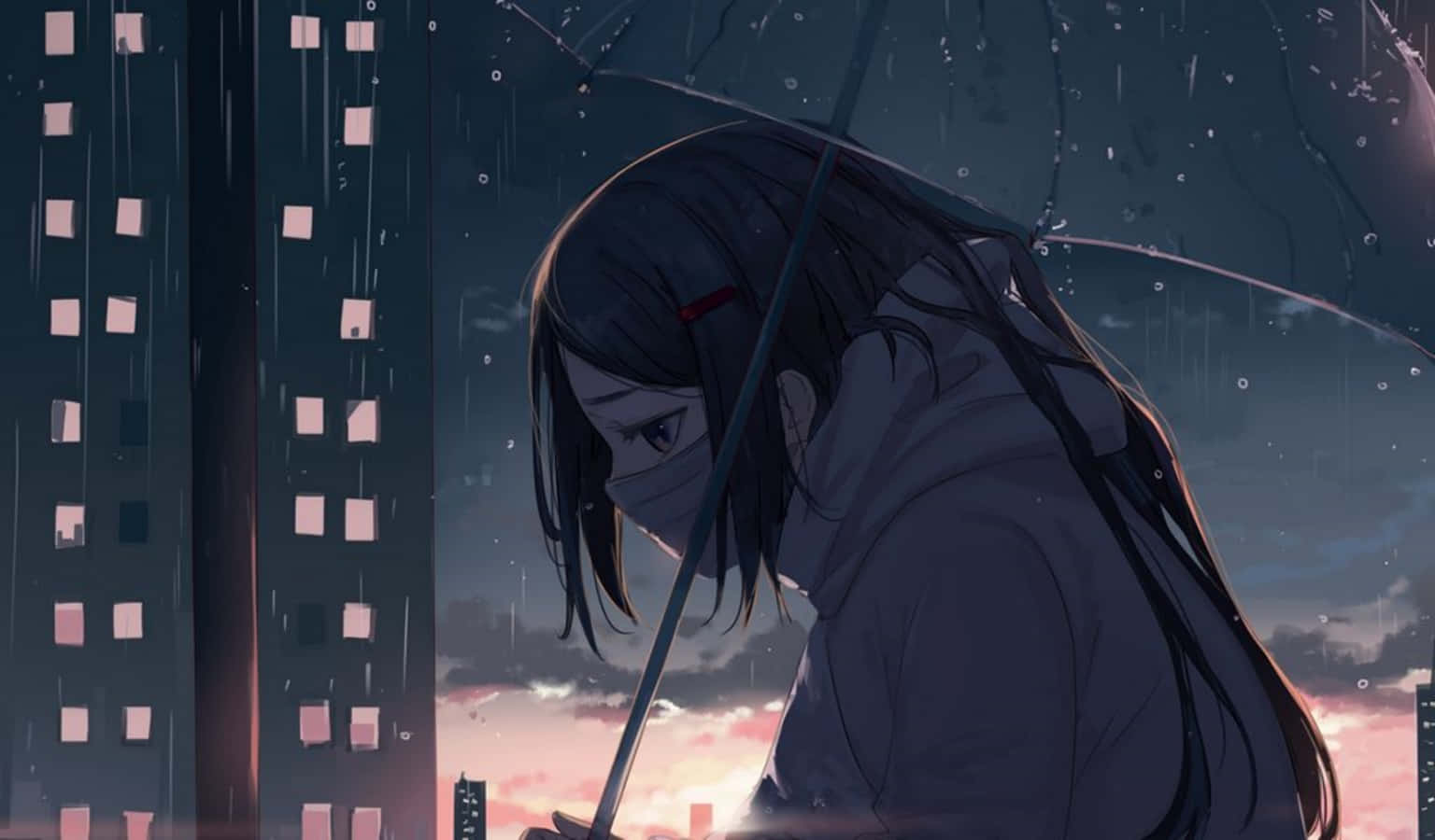 Sad Aesthetic Anime 桌布 壁紙 — 一個孤獨的動漫女孩，深色頭髮，在黃昏時分的雨景城市中撐著傘，窗戶閃爍著光芒。