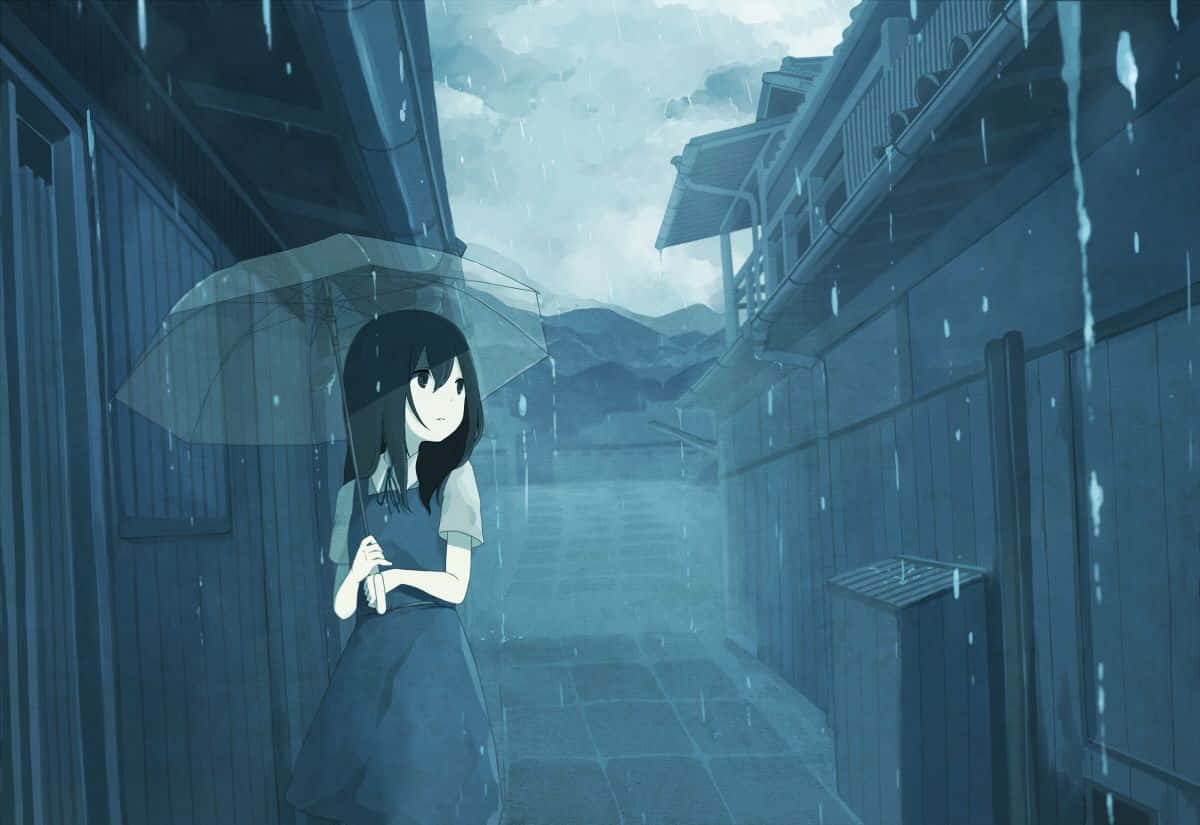 Anime Rain 桌布 壁紙 — 一個孤獨的動漫女孩，深色頭髮，在傳統建築之間的狹窄木巷中，雨點落下，她撐著透明雨傘。