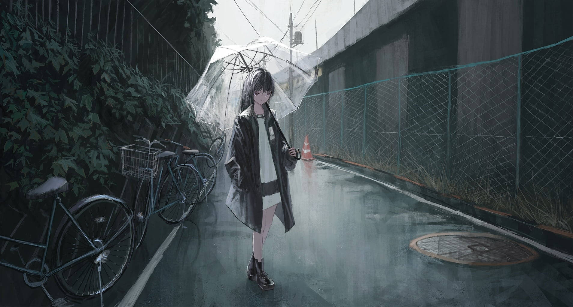 aesthetic sad anime girl 桌布 壁紙 — 一個孤獨的動漫女孩，深色頭髮，拿著透明雨傘走在潮濕的小巷裡，雨落在停放的自行車和鐵絲網圍欄周圍。