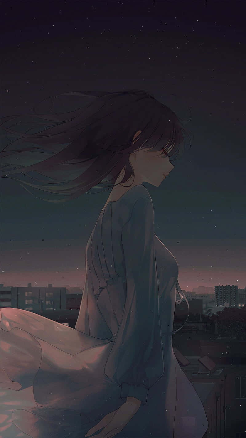 動漫 桌布 壁紙 — 一個孤獨的動漫女孩，長著飄逸的黑髮，坐在屋頂上，在繁星點點的暮色天空下俯瞰城市景觀。