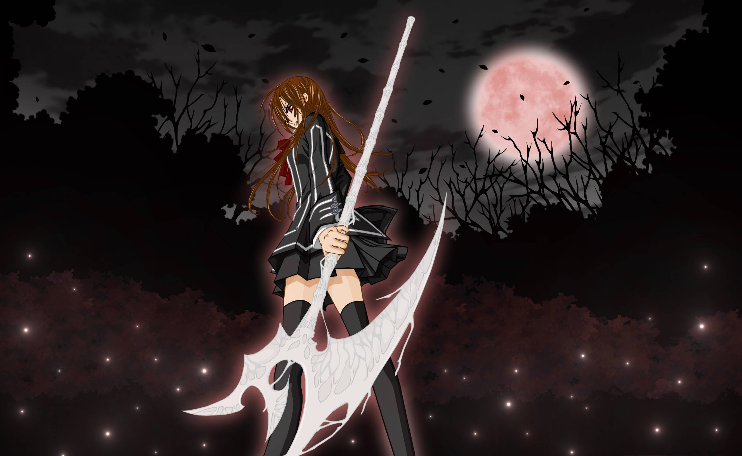Vampire Knight 桌布 壁紙 — 一個孤獨的動漫女孩，長長的棕色頭髮，在黑暗的森林中，粉紅色的滿月下揮舞著一把發光的白色劍。