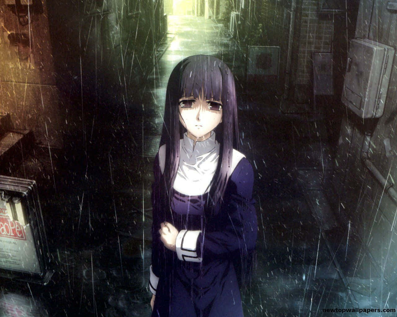Beautiful Sad Anime 桌布 壁紙 — 一個孤獨的動漫女孩，長長的黑髮，站在被雨水浸濕的小巷中，被遠處的金光照亮。