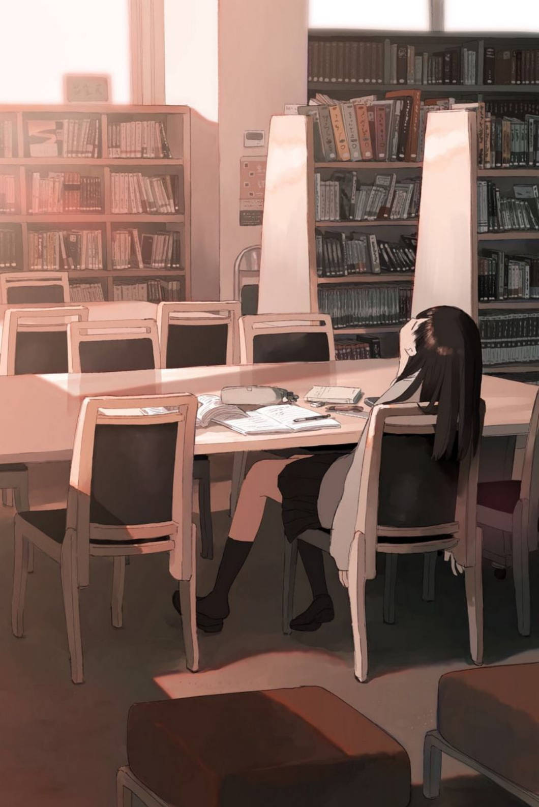 動漫女孩 桌布 壁紙 — 一個孤獨的動漫女孩，長長的黑髮，坐在圖書館的桌子旁，溫暖的陽光透過高大的窗戶灑進來。