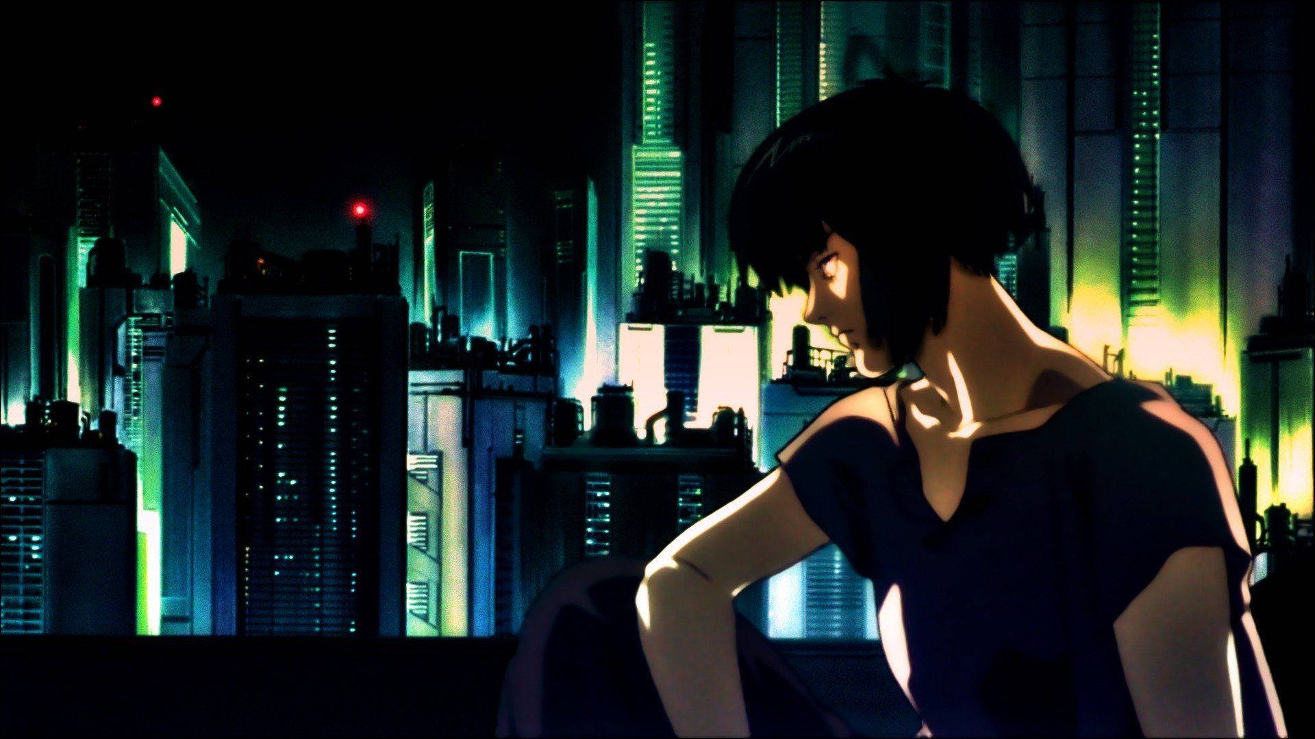 Ghost In The Shell 桌布 壁紙 — 一個孤獨的動漫女孩以剪影站在屋頂上，俯瞰夜晚霓虹燈閃爍的賽博龐克城市景觀。