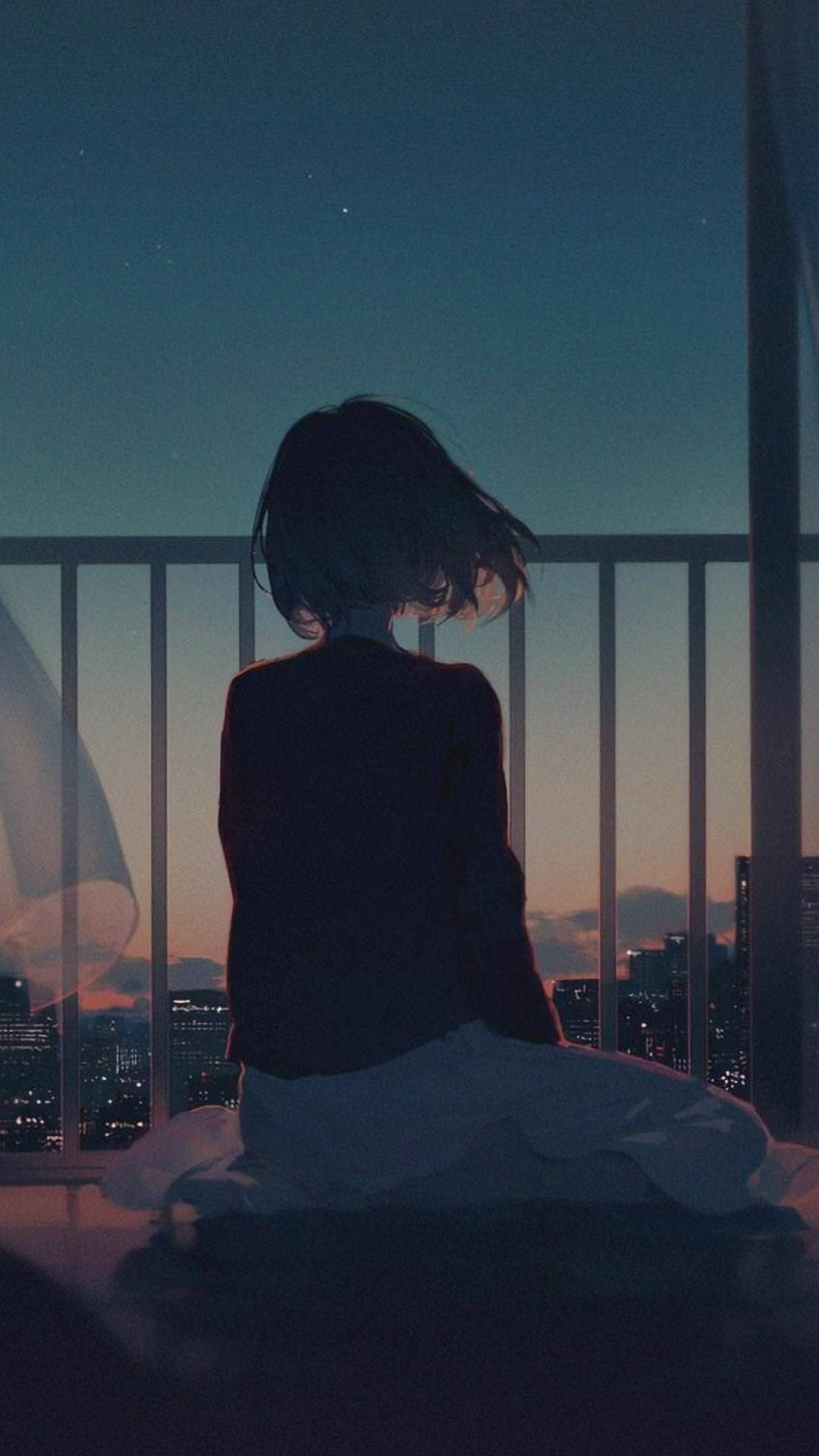 憂鬱動漫女孩 桌布 壁紙 — 一個孤獨的動漫女孩坐在屋頂上，在暮色中凝視著星空下閃爍的城市景觀。