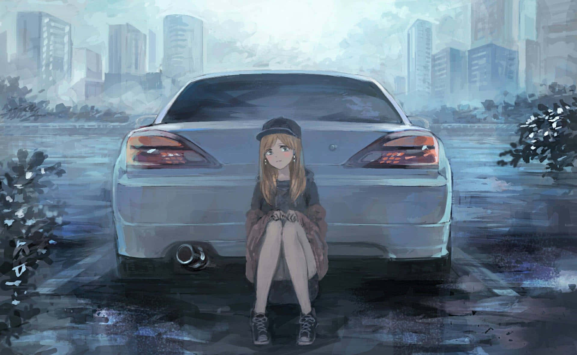 動漫車 桌布 壁紙 — 一個孤獨的動漫女孩坐在濕漉漉的人行道上，旁邊是一輛銀色汽車，背景是霧氣瀰漫的城市高樓。