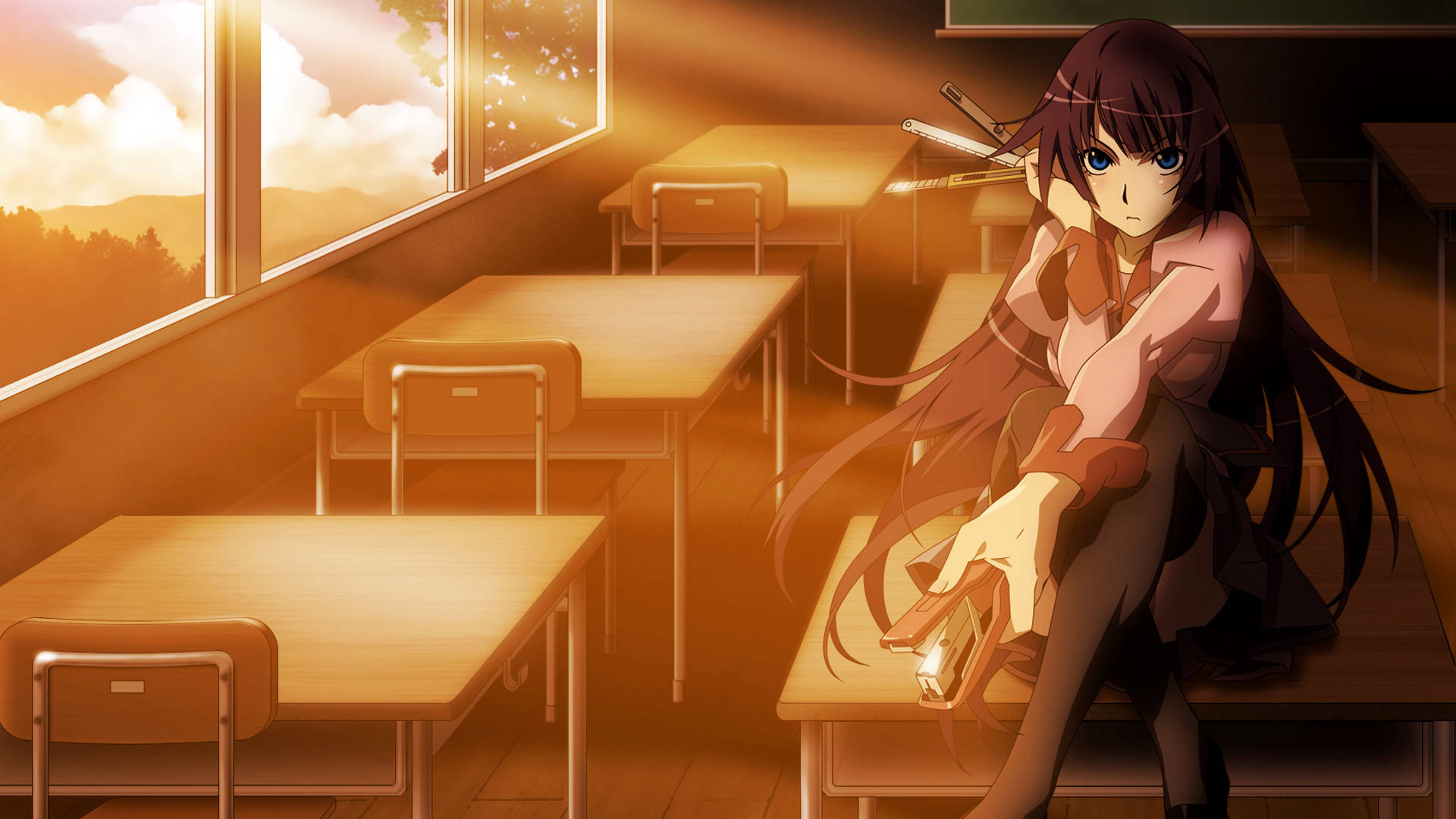 Monogatari 桌布 壁紙 — 一個孤獨的動漫女孩坐在空教室的書桌上，溫暖的金色夕陽透過大窗戶灑進來。