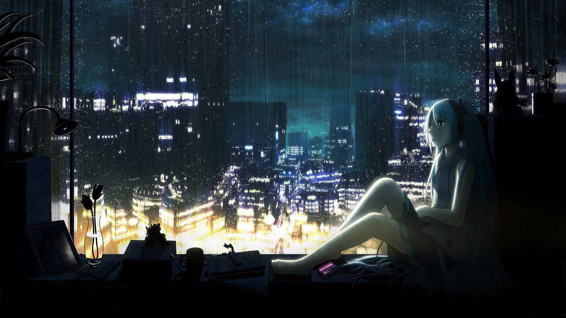 桌布 壁紙 — 一個孤獨的動漫女孩坐在雨痕斑斑的窗邊，凝視著夜晚閃爍的霓虹城市景觀。