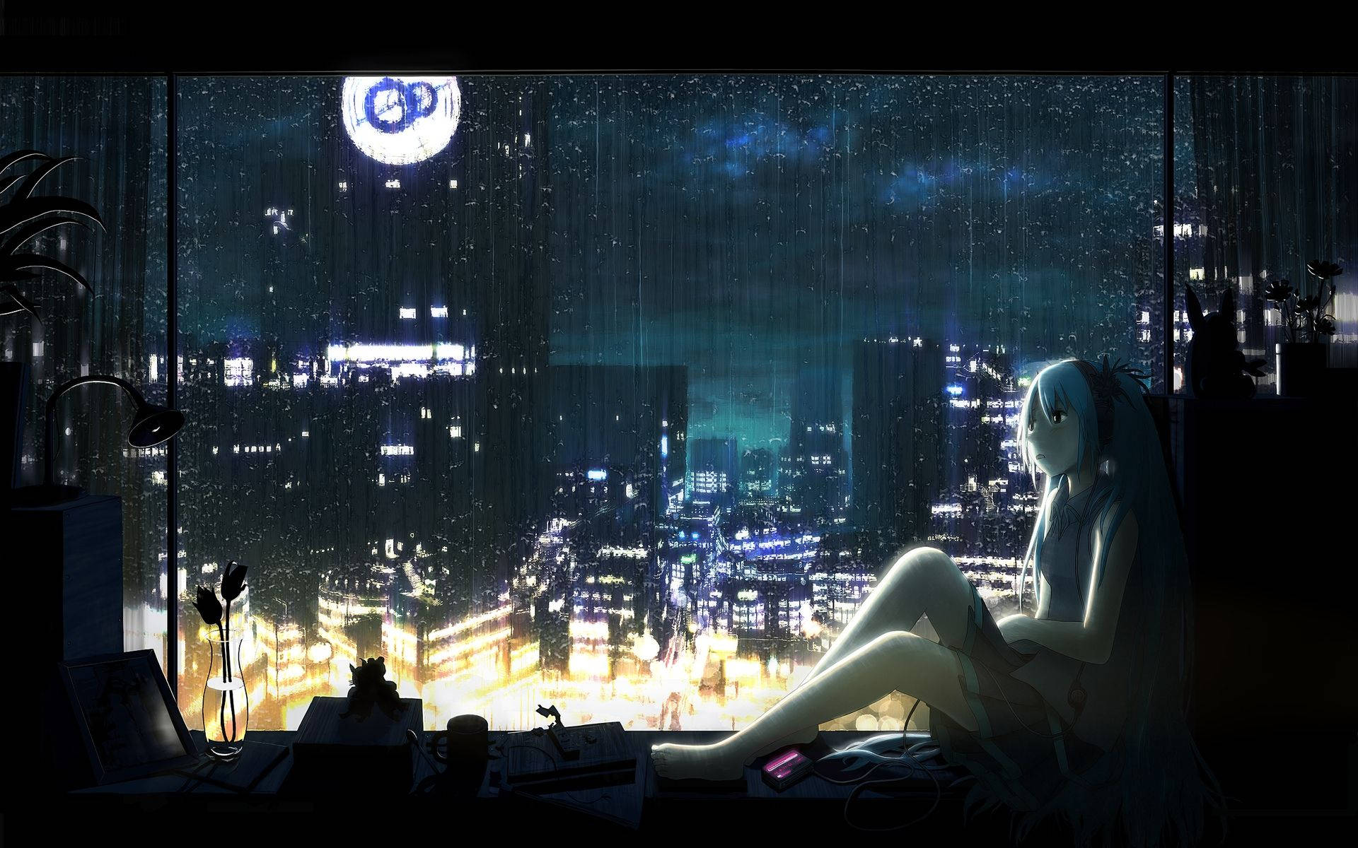 可憐動漫 桌布 壁紙 — 一個孤獨的動漫女孩坐在雨痕斑斑的窗邊，凝視著在發光月亮下的霓虹城市景觀。