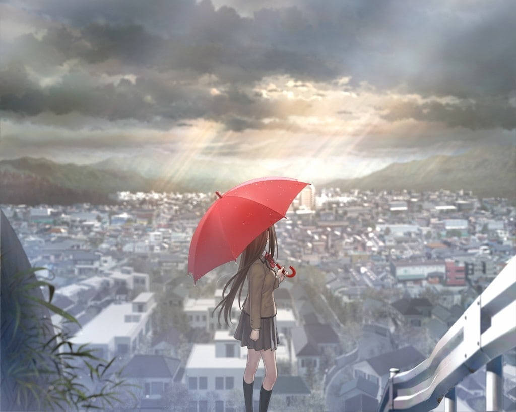 紅色動圖 桌布 壁紙 — 一個孤獨的動漫女孩拿著紅色雨傘站在欄杆上，俯瞰著戲劇性多雲天空下霧氣瀰漫的城市景觀。