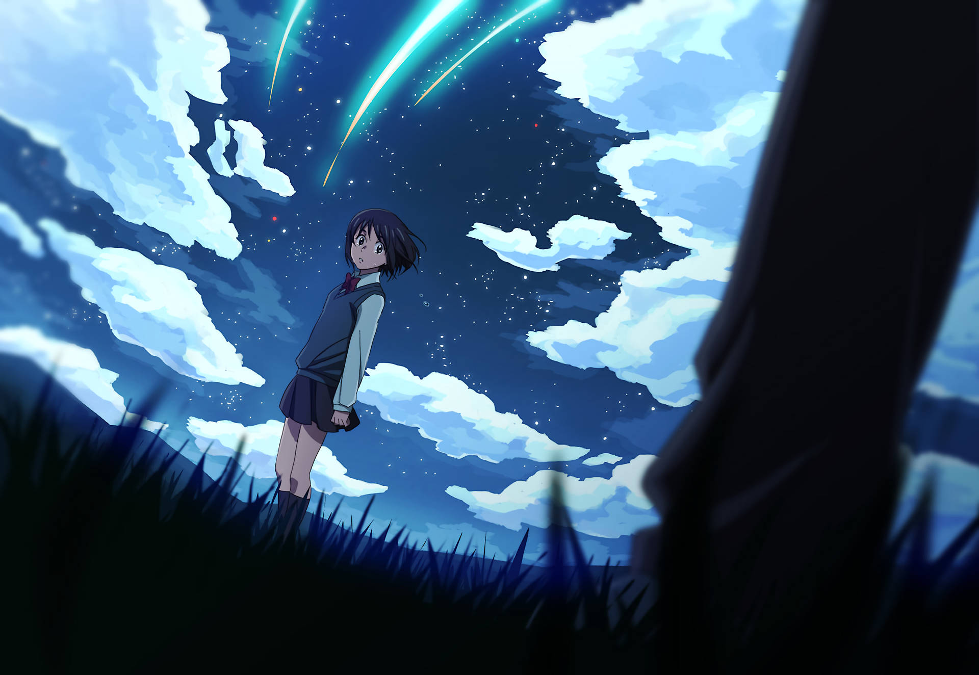 動漫女孩 桌布 壁紙 — 一個孤獨的動漫女孩穿著校服，仰望佈滿星星的夜空，夜空中有發光的綠色流星劃過蓬鬆的雲層。