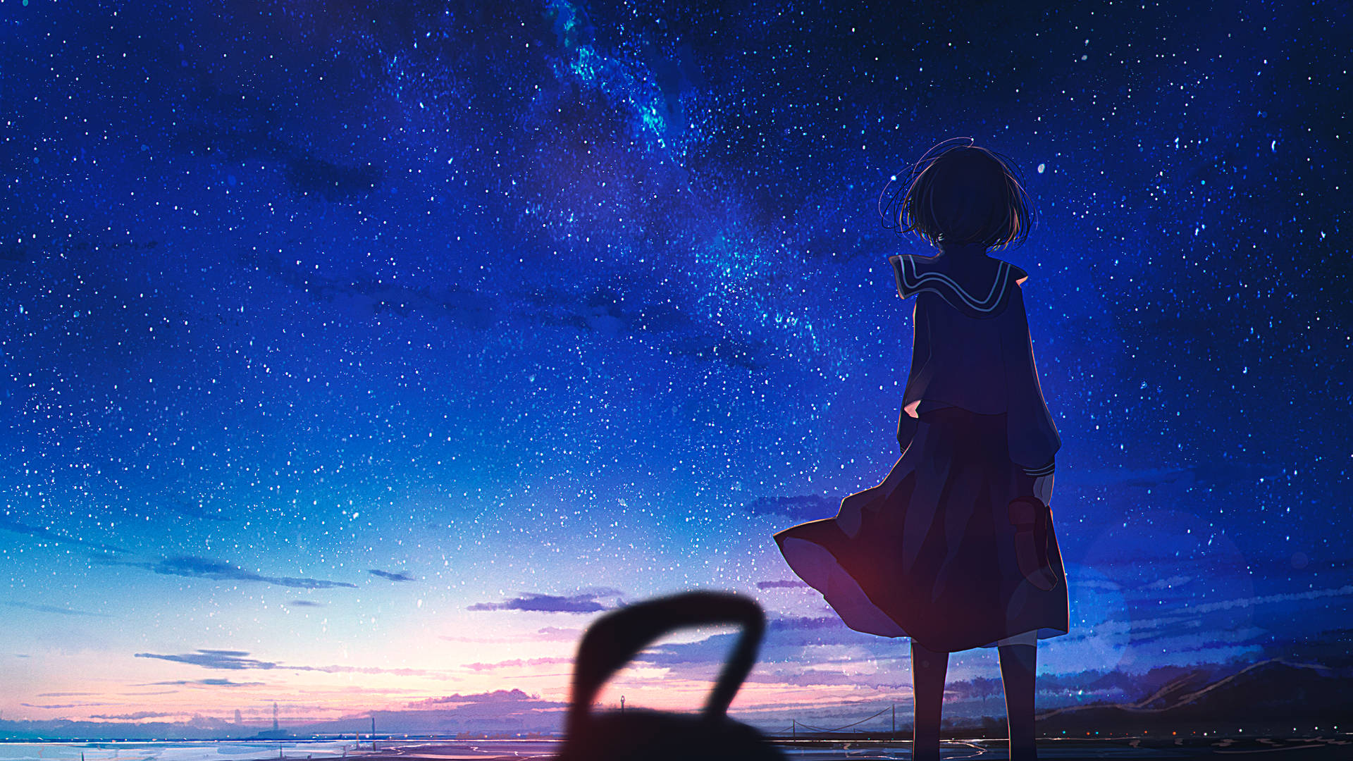 動漫女孩 桌布 壁紙 — 一個孤獨的動漫女孩穿著校服，凝視著寧靜海岸地平線上充滿活力的星空。