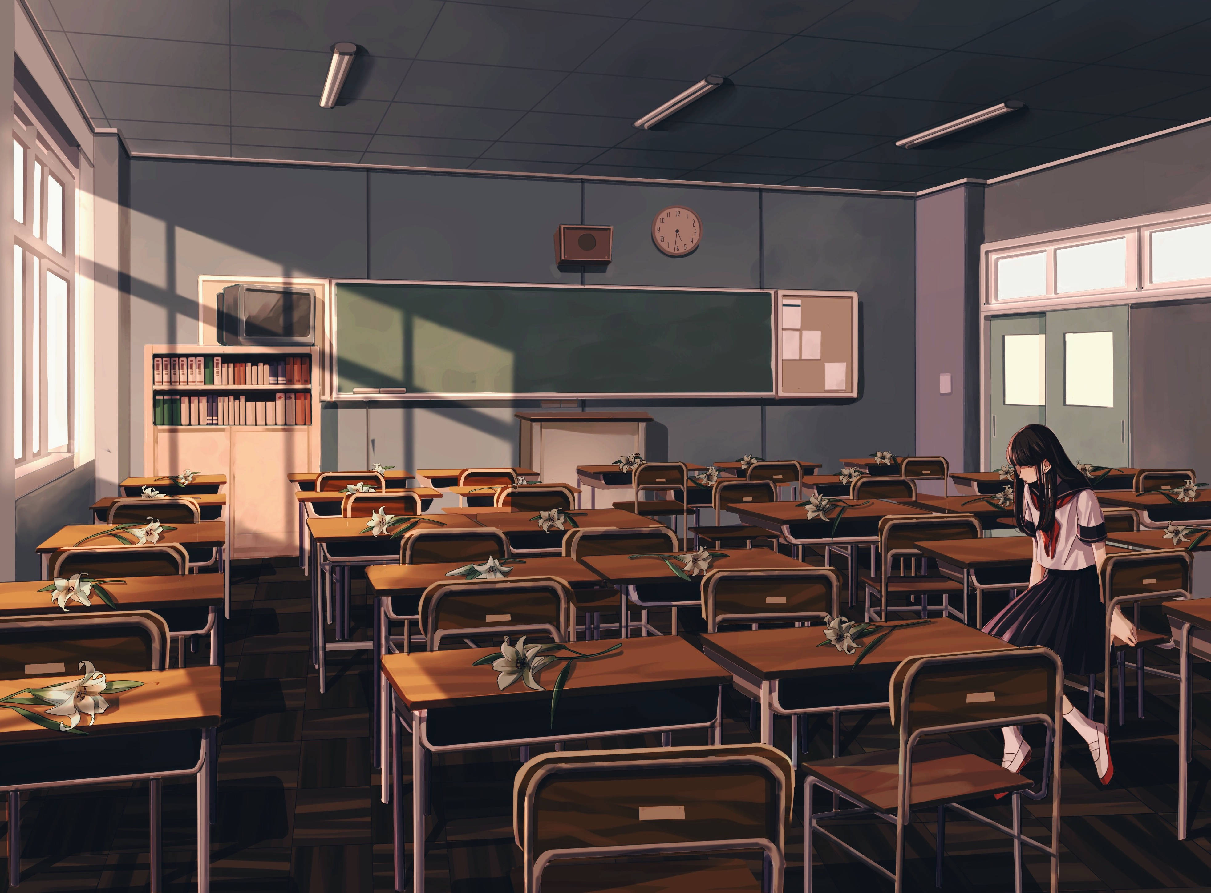 Anime Classroom 桌布 壁紙 — 一個孤獨的動漫女孩穿著校服，走過一個空蕩蕩的教室，溫暖的陽光透過窗戶灑進來。