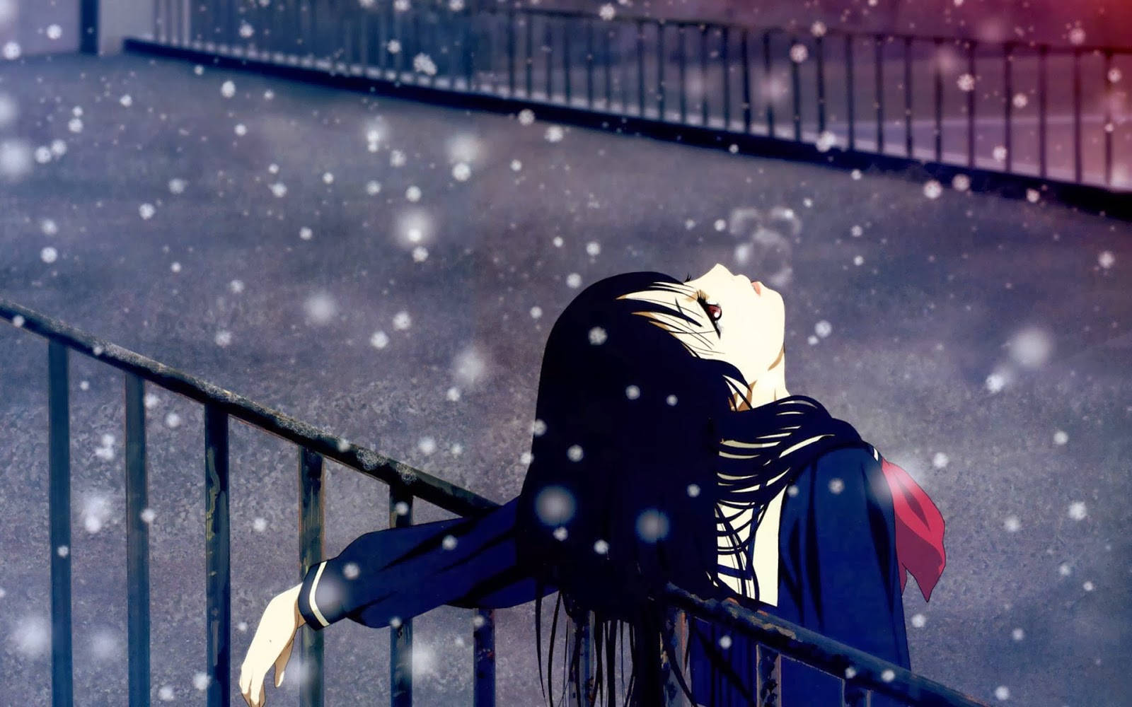 Sad Girl 桌布 壁紙 — 一個孤獨的動漫女孩穿著校服靠在欄杆上，雪花在她周圍飄落，構成寧靜的冬日場景。