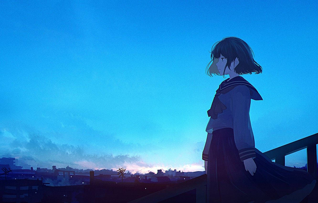 動漫女孩 桌布 壁紙 — 一個孤獨的動漫女孩穿著水手服站在屋頂上，俯瞰著暮色下的城市天際線，頭頂是廣闊的藍天。