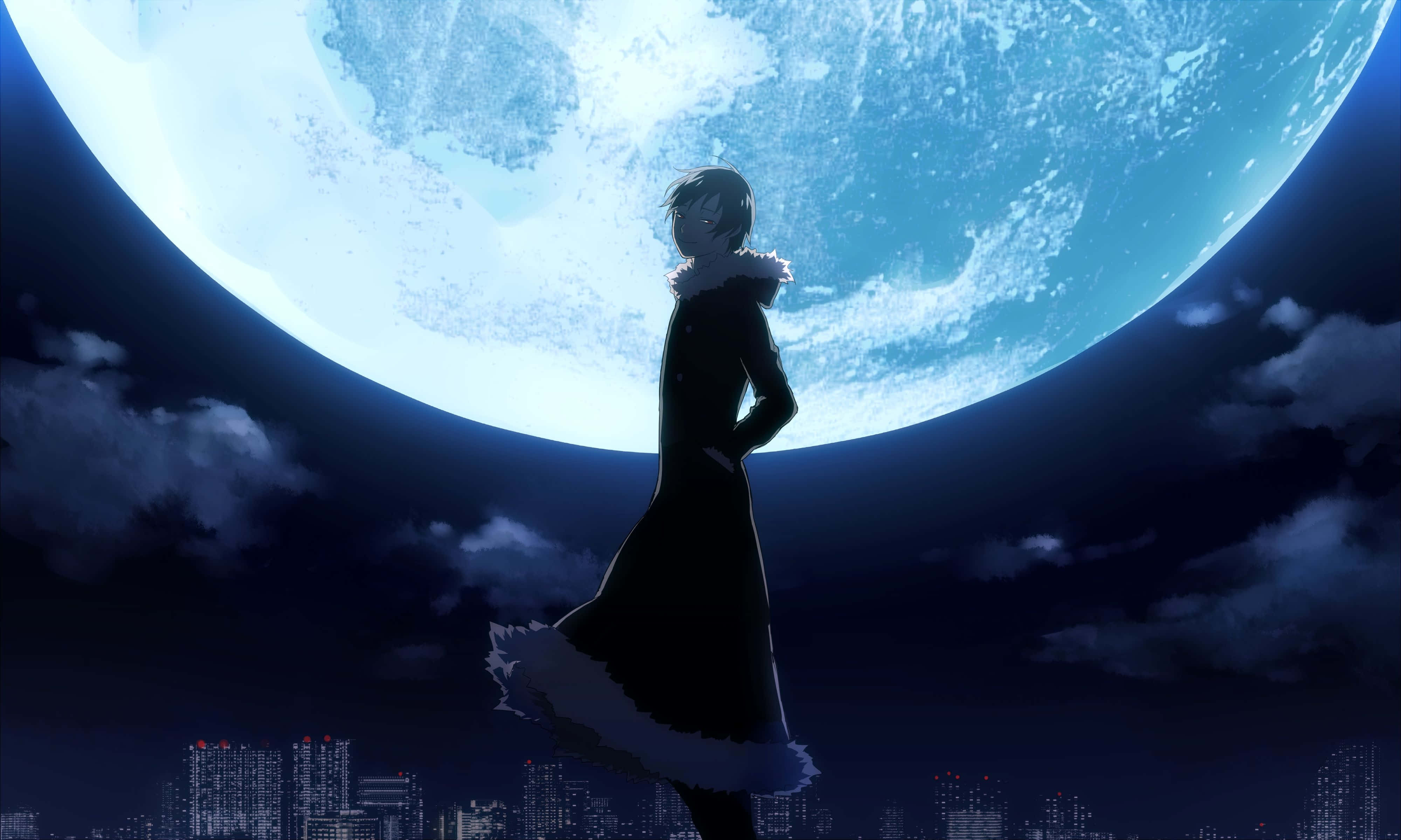 Izaya Orihara 桌布 壁紙 — 一個孤獨的動漫女孩穿著深色外套，站在城市天際線上空巨大發光的月亮前。