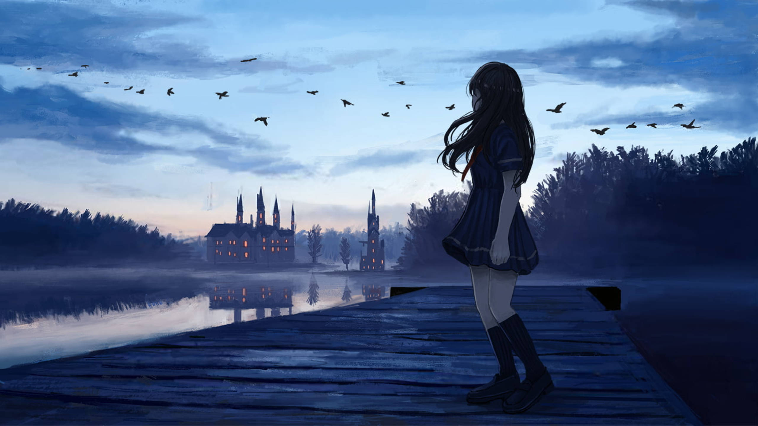 Alone 桌布 壁紙 — 一個孤獨的動漫女孩穿著深色連衣裙，在黃昏時站在木碼頭上，凝視著霧氣瀰漫的湖泊，湖面映照著遠處哥德式城堡發光的窗戶，鳥兒在頭頂飛翔。