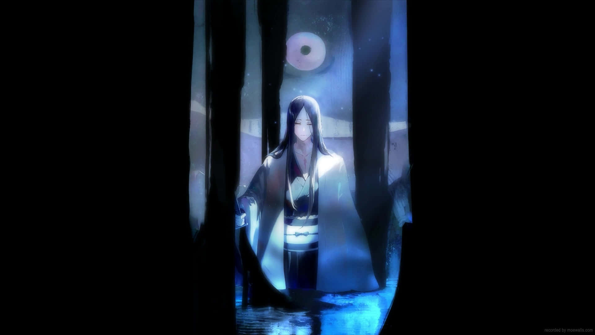 Retsu Unohana 桌布 壁紙 — 一個孤獨的動漫女孩穿著發光的藍色長袍，站在黑暗的森林中，被上方詭異漂浮的球體照亮。