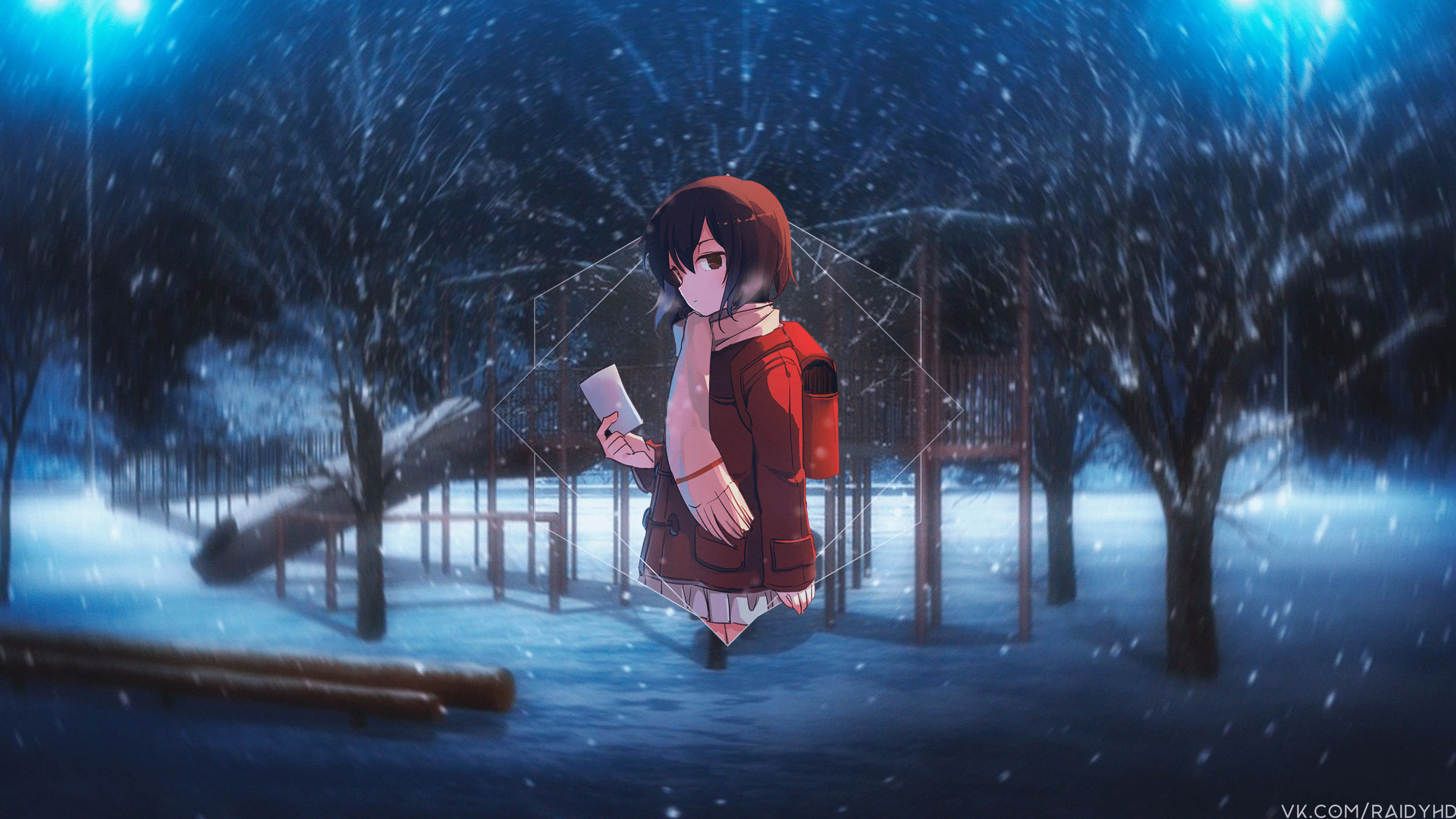 Erased 4K 桌布 壁紙 — 一個孤獨的動漫女孩穿著紅色外套，夜晚站在雪白的公園裡，手持一封信，雪花在發光的藍色燈光下飄落。