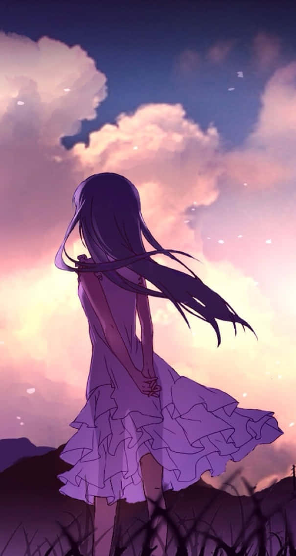 Anohana 桌布 壁紙 — 一個孤獨的動漫女孩穿著紫色連衣裙站在日落時分的山丘上，長髮飄揚，凝視著粉彩色的天空。
