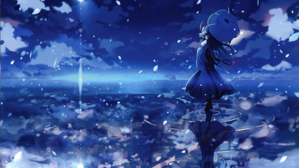 Anime Blue 桌布 壁紙 — 一個孤獨的動漫女孩穿著藍色連衣裙，站在反射表面上，背景是風暴黃昏的天空和飄落的花瓣。