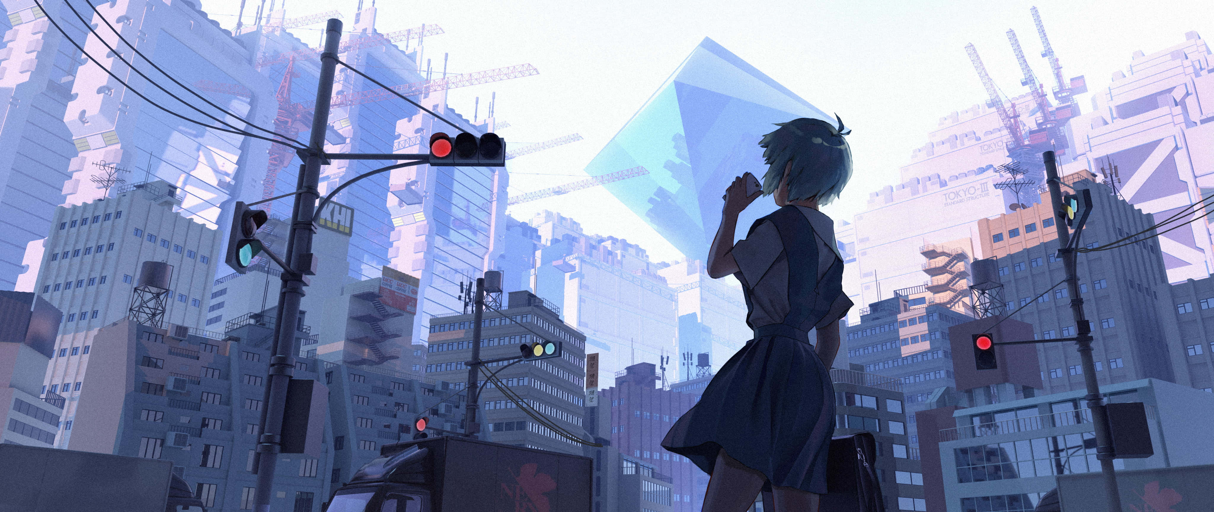 evangelion 4K 桌布 壁紙 — 一個孤獨的動漫女孩穿著藍色連衣裙站在城市街角，手持一個發光的幾何物體，建築起重機聳立在都市天際線上。