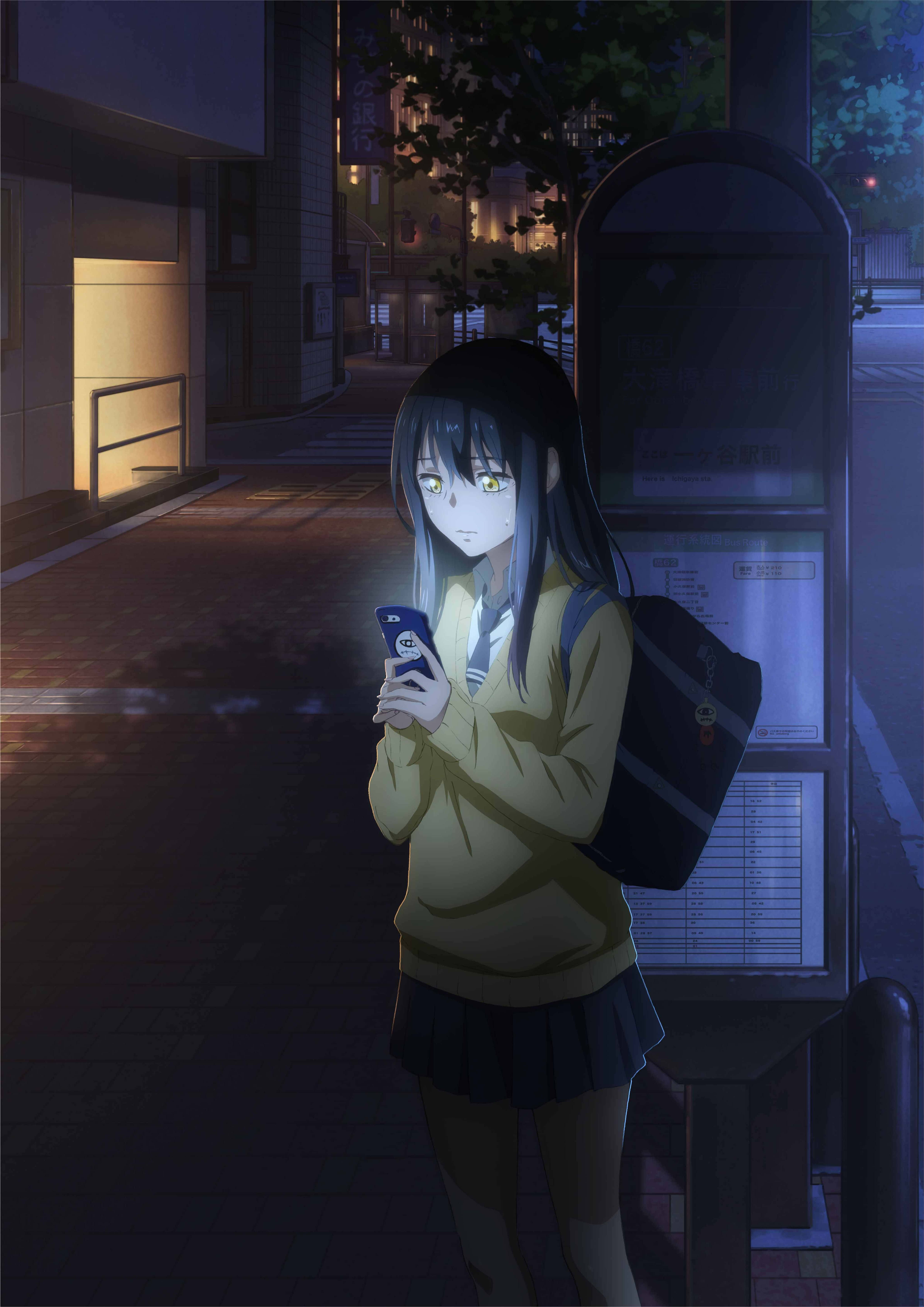 Mieruko Chan 桌布 壁紙 — 一個孤獨的動漫女孩穿著黃色毛衣，夜晚站在公車站，手機的光芒在黑暗的城市街道中照亮了她。
