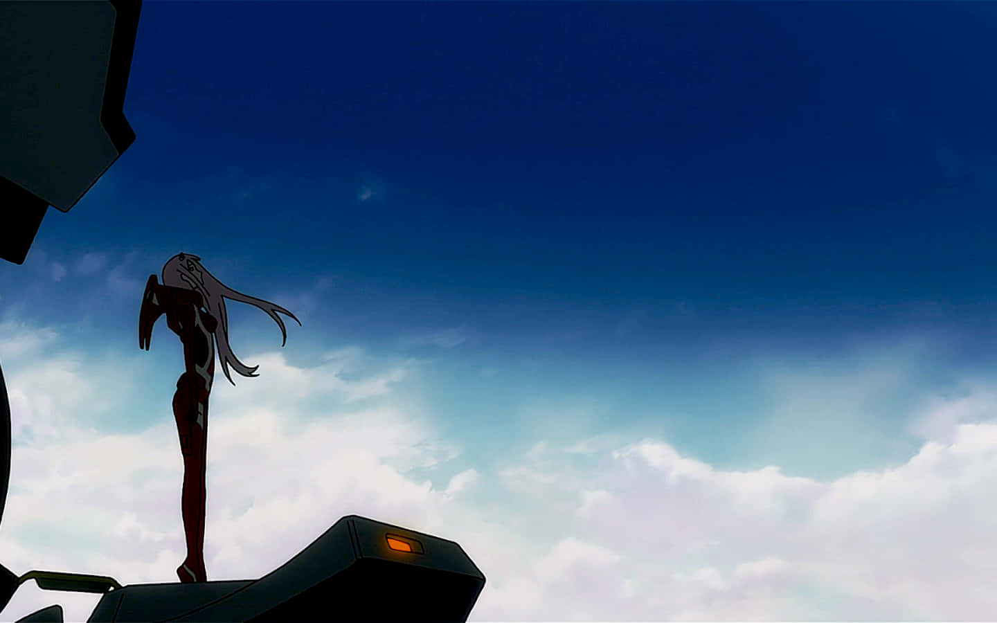 DARLING in the FRANXX 桌布 壁紙 — 一個孤獨的動漫女孩站在機械結構上，背景是廣闊的藍天和縷縷白雲。