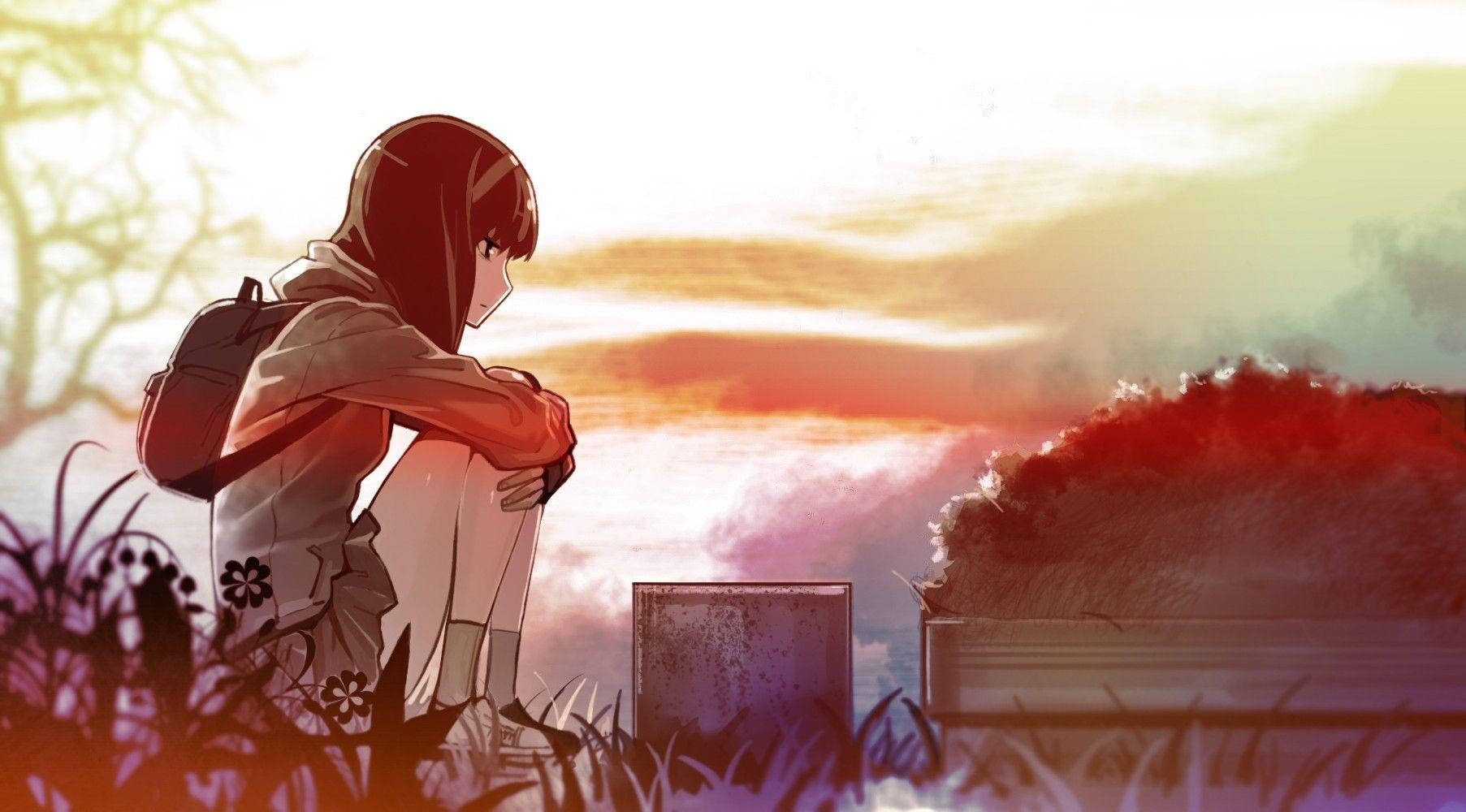 depressed anime 桌布 壁紙 — 一個孤獨的動漫女孩背著背包坐在高高的草地上，凝視著遠方山丘上熾熱的日落。