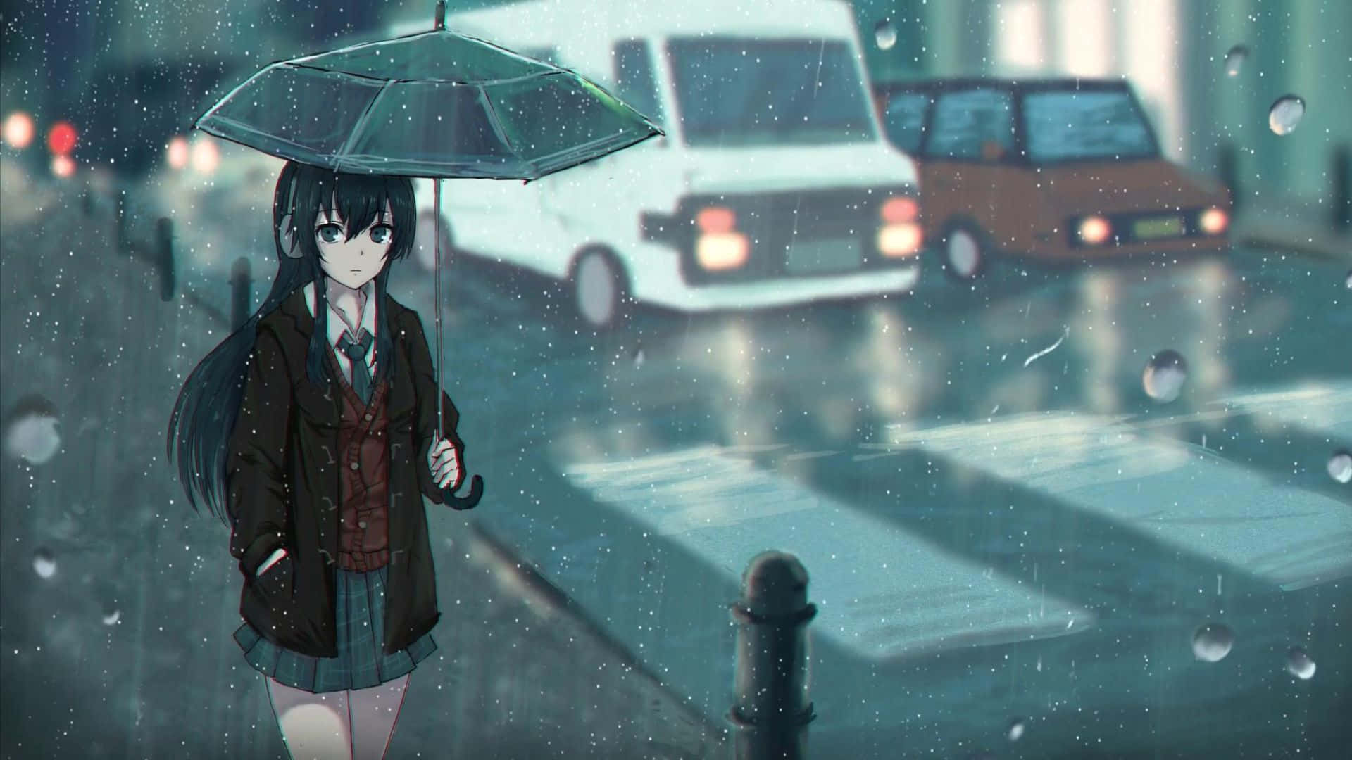 動漫 桌布 壁紙 — 一個孤獨的動漫女學生穿著校服，在濕漉漉的城市街道上撐著傘，背景有模糊的汽車。