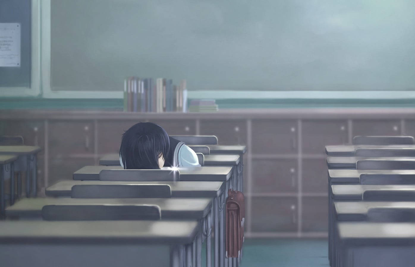 Alone 桌布 壁紙 — 一個孤獨的動漫學生在空無一人的教室裡，在柔和昏暗的燈光下伏在書桌上睡覺。