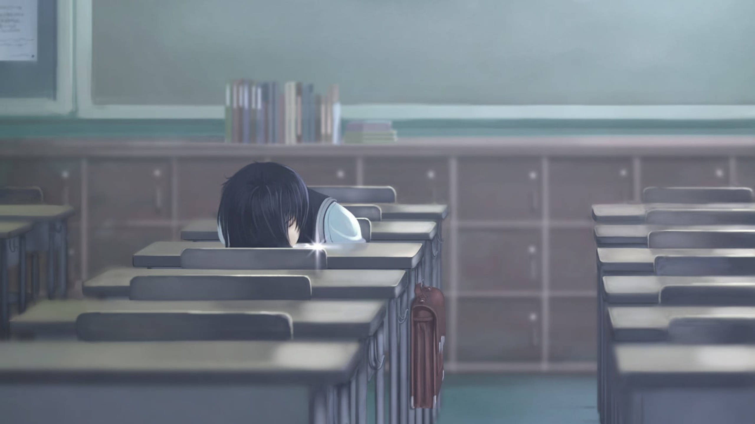 動漫女孩 桌布 壁紙 — 一個孤獨的動漫學生在空無一人的教室裡，在書桌上睡覺，伴隨著柔和的晨光。
