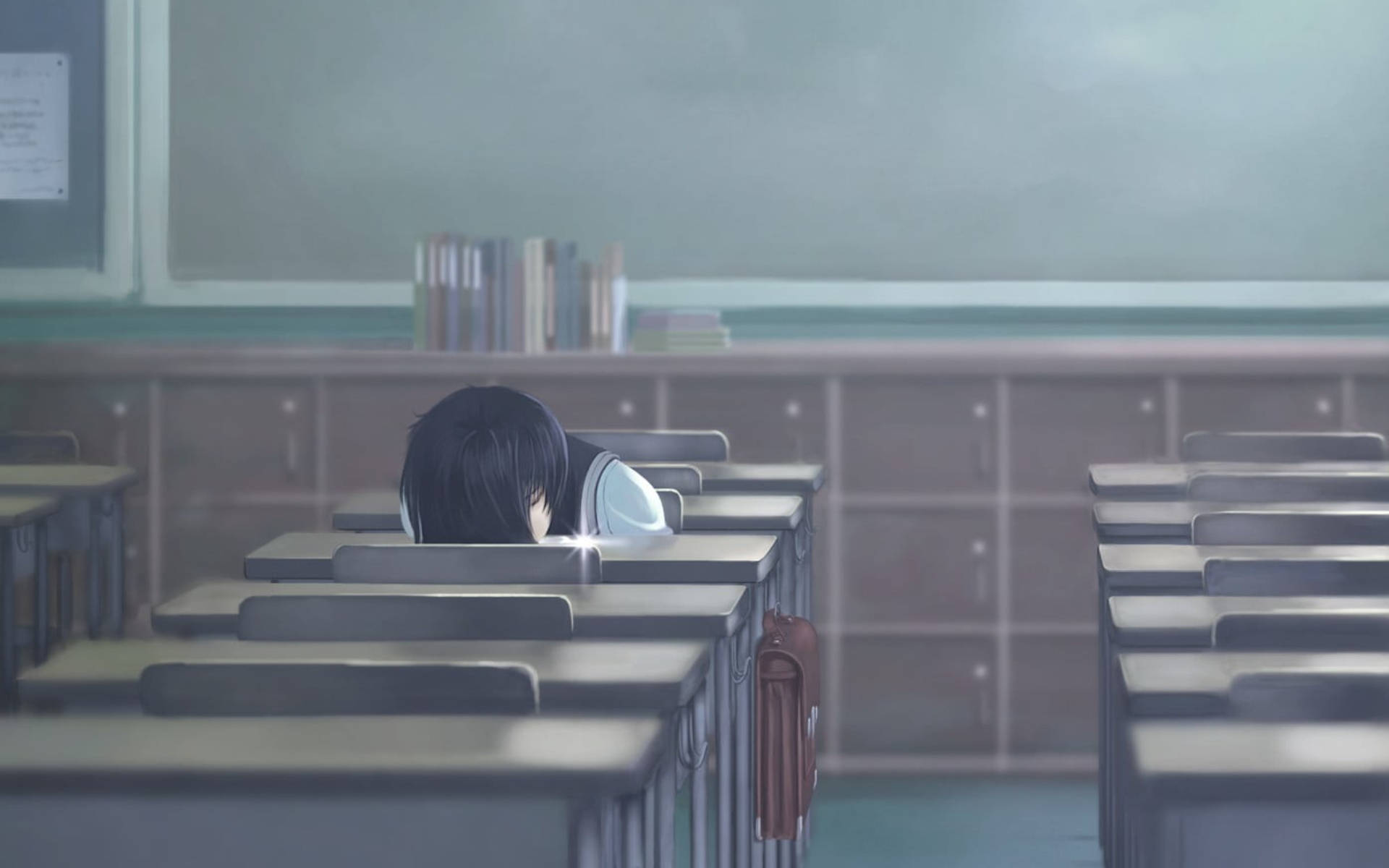 Anime Classroom 桌布 壁紙 — 一個孤獨的動漫學生在空無一人的教室裡睡覺，書桌延伸到朦朧的遠方。