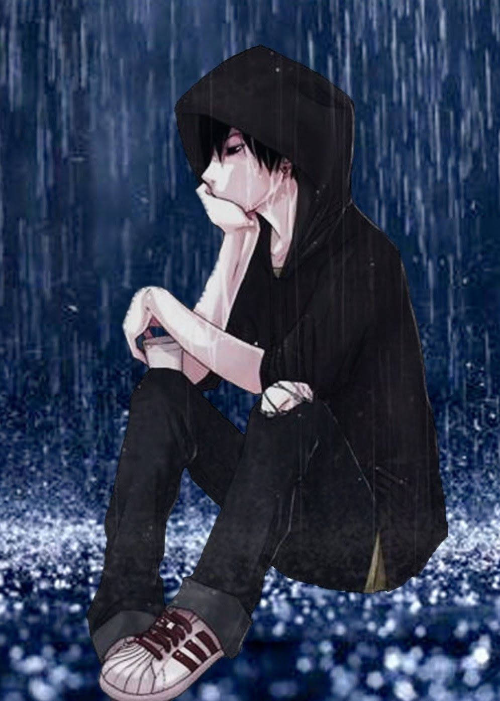 Raining 桌布 壁紙 — 一個孤獨的動漫少年穿著黑色連帽衫，在傾盆大雨中彎腰坐著，手托下巴，背景是深藍色的水景。
