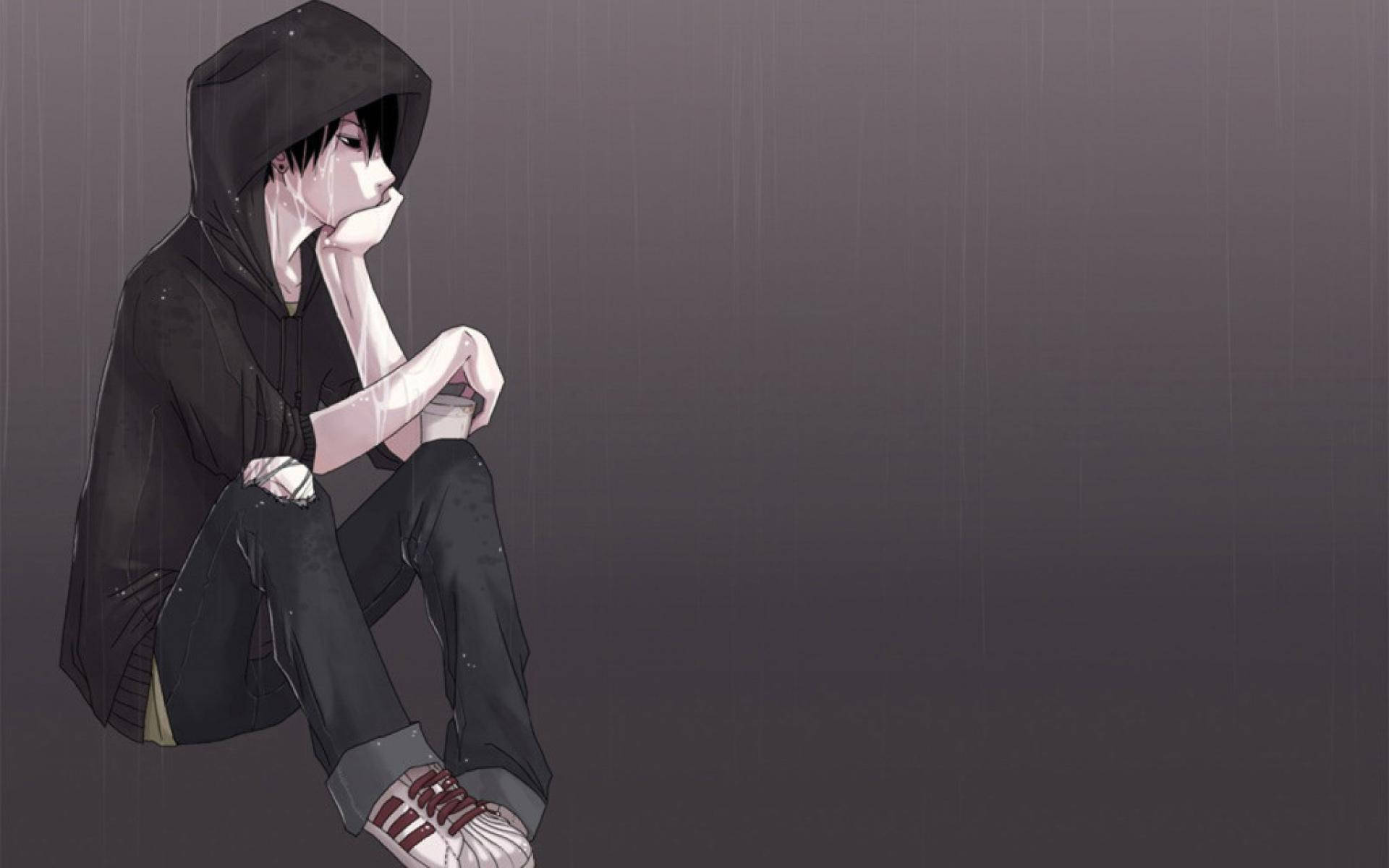 憂鬱動漫男孩 桌布 壁紙 — 一個孤獨的動漫少年穿著黑色連帽衫，在灰色的雨中彎腰坐著，手托下巴，在柔和的背景下陷入沉思。