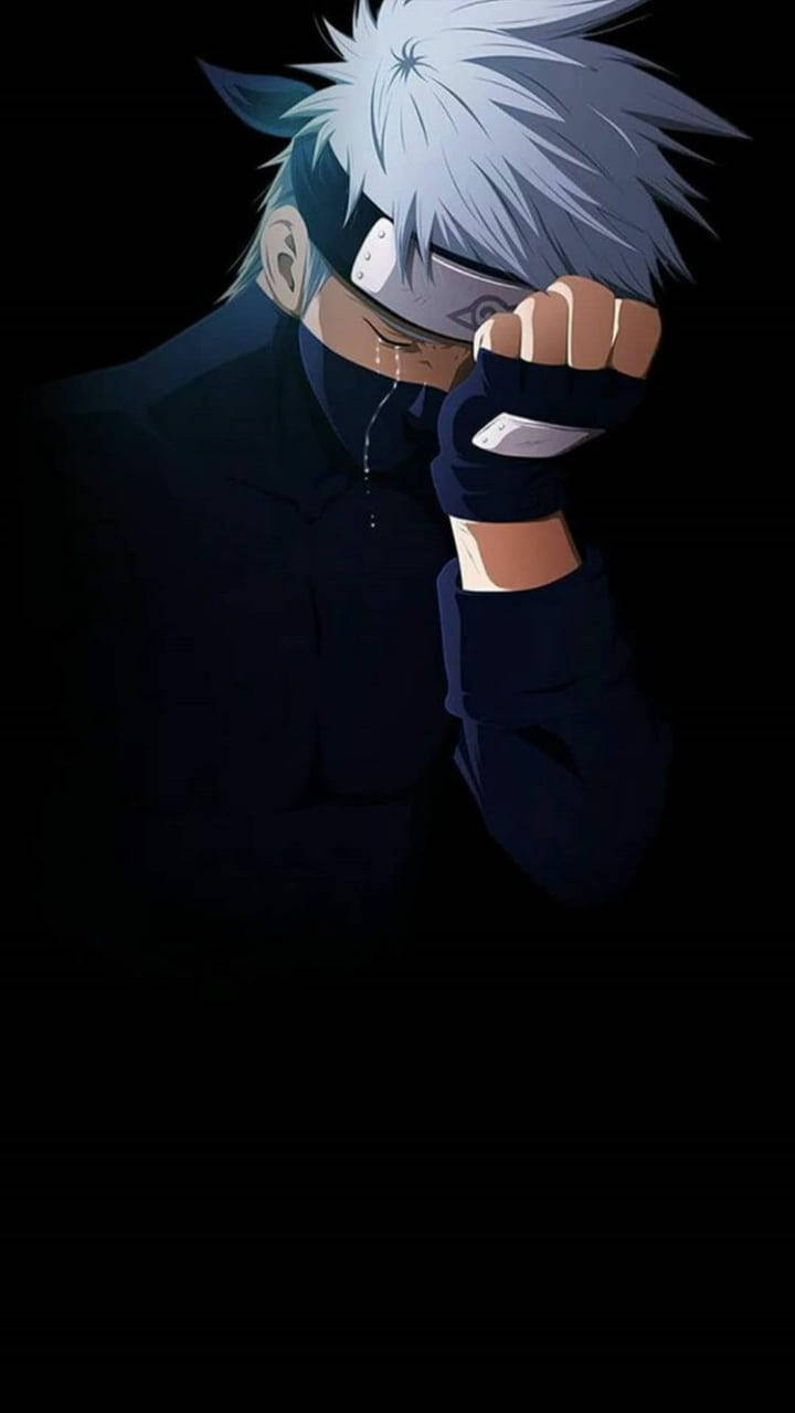 Naruto Kakashi 桌布 壁紙 — 一個孤獨的動漫忍者，擁有尖刺銀色頭髮和頭帶，戴著手套的手遮住臉，背景為黑色。