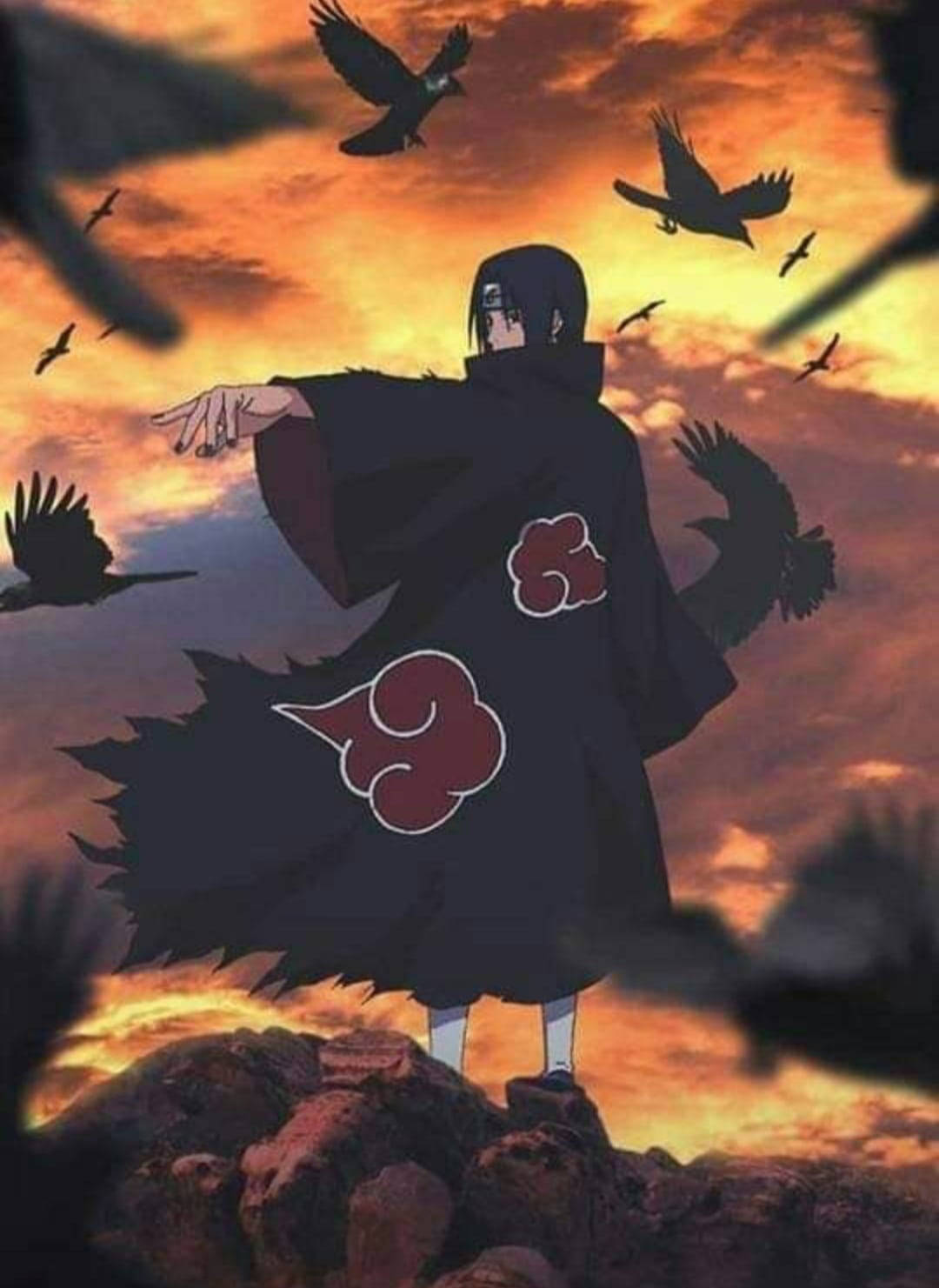 akatsuki itachi 桌布 壁紙 — 一個孤獨的動漫忍者，身穿帶有紅色雲朵的黑色斗篷，站在岩石峭壁上，烏鴉在火紅的夕陽天空中飛翔。