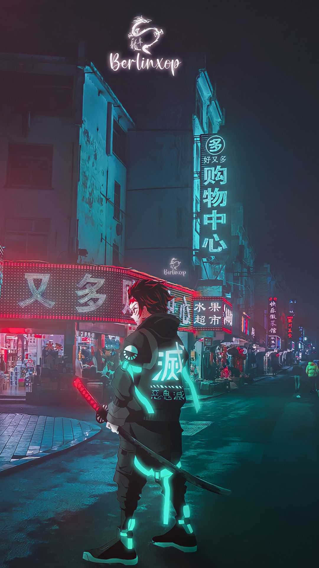 桌布 壁紙 — 一個孤獨的動漫戰士，帶有發光的青色點綴，夜晚站在霓虹燈照亮的城市小巷中，周圍是發光的中文標誌和潮濕路面的倒影。