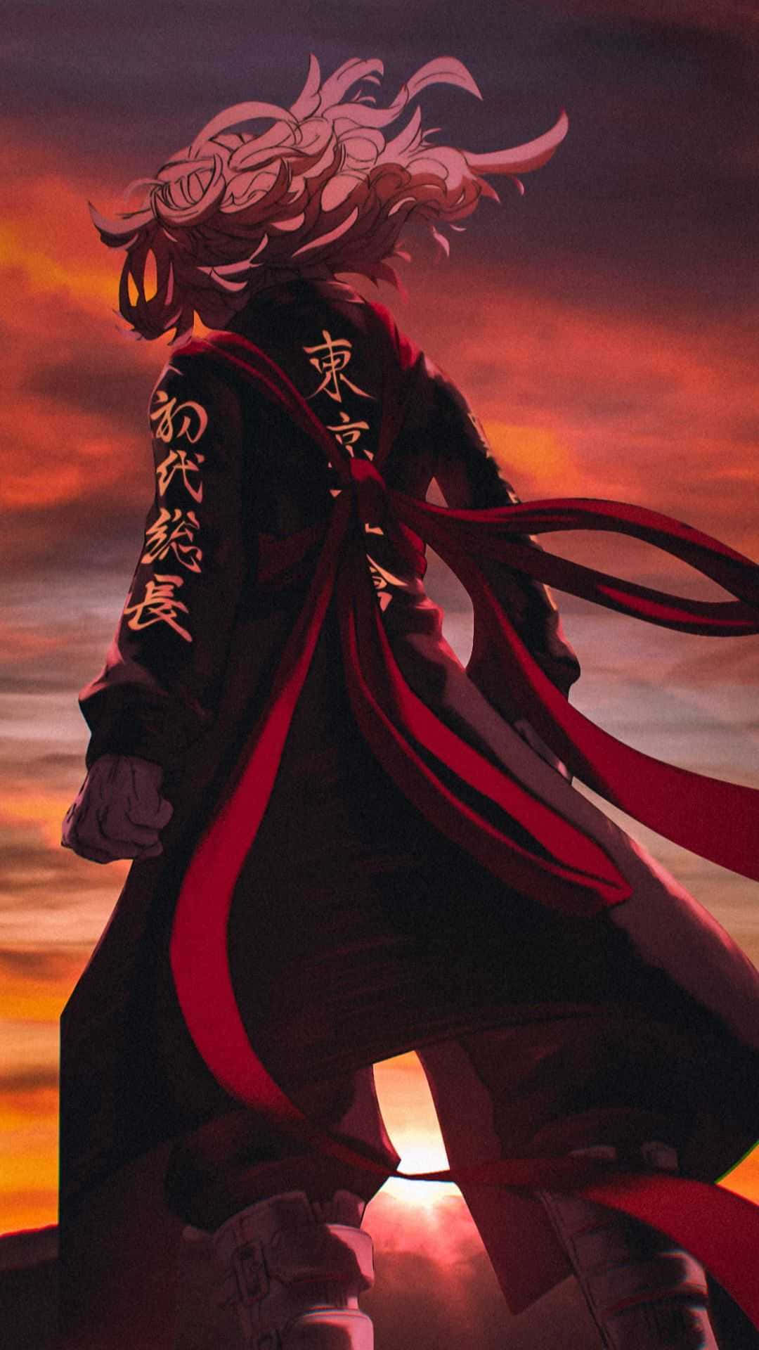 動漫 桌布 壁紙 — 一個孤獨的動漫戰士，擁有飄逸的紅髮和深紅色長袍，在熾熱的日落天空下形成剪影。