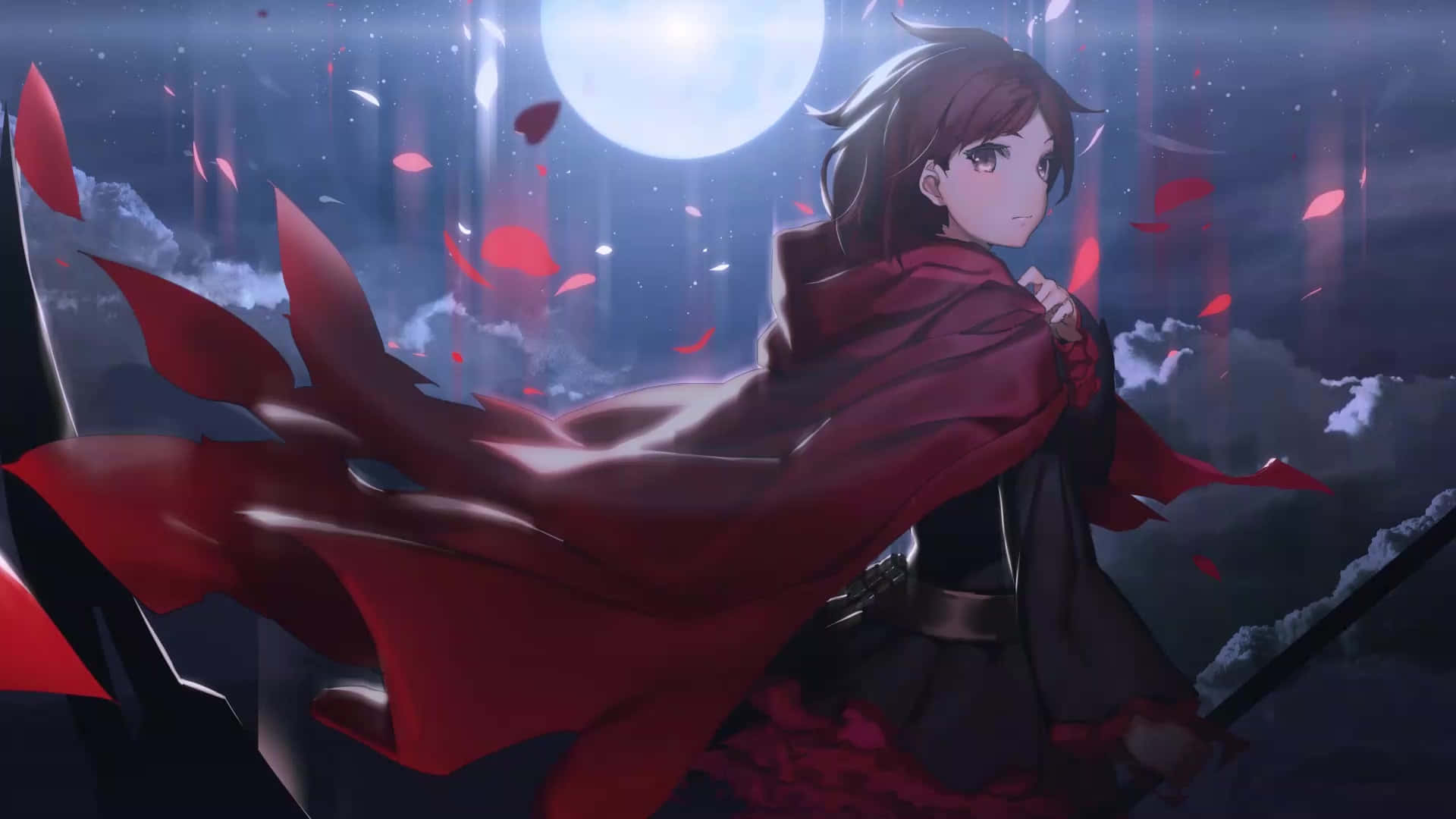 RWBY 桌布 壁紙 — 一個孤獨的動漫戰士穿著飄逸的紅色斗篷，站在滿月下，深紅色的花瓣在夜空中飄蕩。