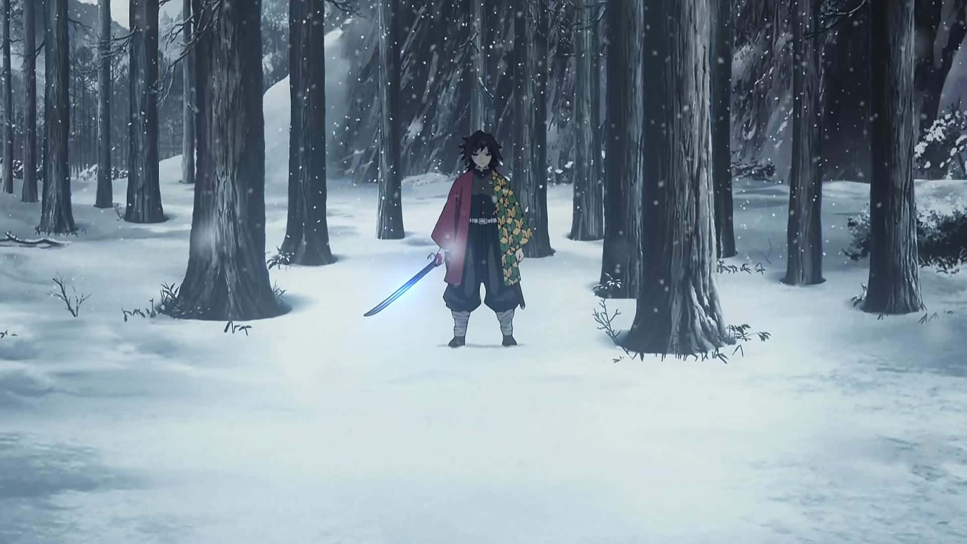 桌布 壁紙 — 一個孤獨的動漫戰士站在白雪覆蓋的森林中，手持發光的劍，雪花在黑暗的高樹間飄落。