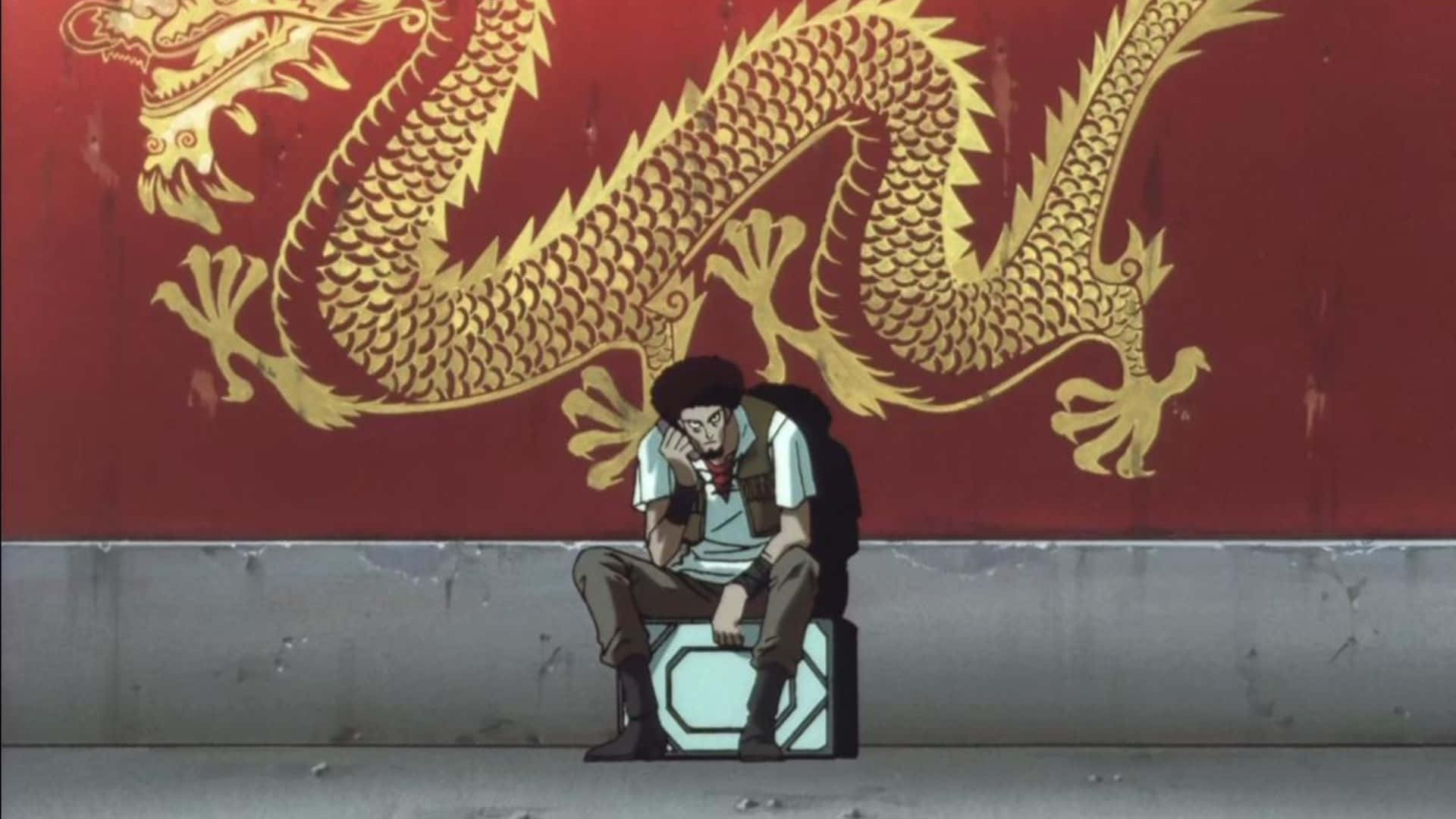 Cowboy Bebop Abdul Hakim 桌布 壁紙 — 一個孤獨的動漫男人癱坐在一個盒子上，靠著一面飾有金色龍壁畫的紅牆。