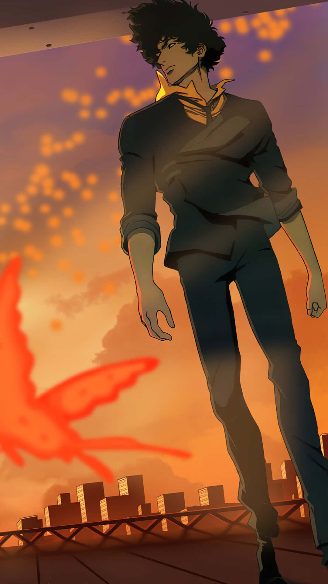 Spike Spiegel 桌布 壁紙 — 一個孤獨的動漫男子，頭髮尖刺，站在屋頂上，背景是火紅的橙色夕陽天空，附近有一隻發光的紅鳥飛翔。
