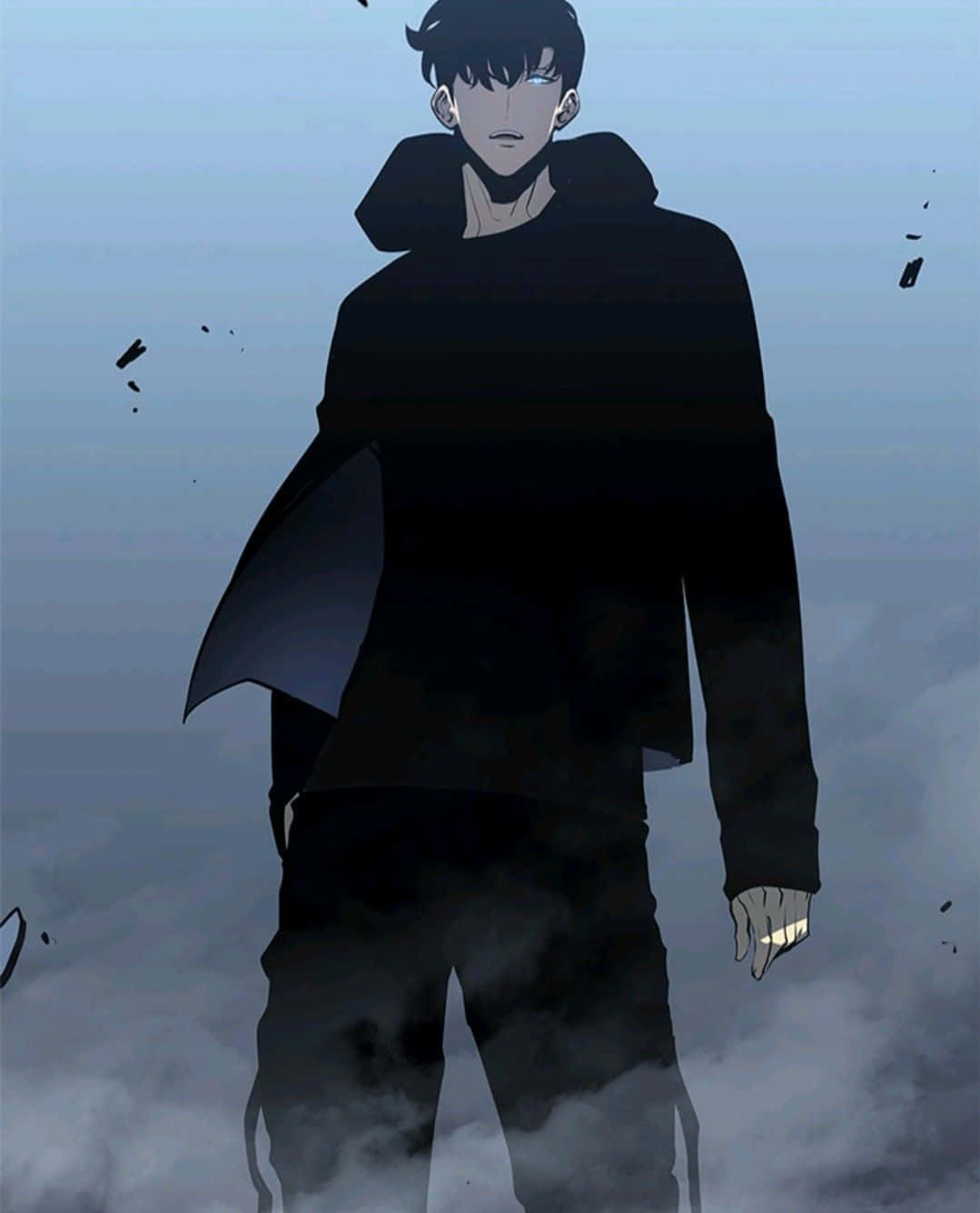 我獨自升級 桌布 壁紙 — 一個孤獨的動漫男子身穿黑色斗篷，站在旋轉的迷霧中，周圍漂浮著黑暗碎片。
