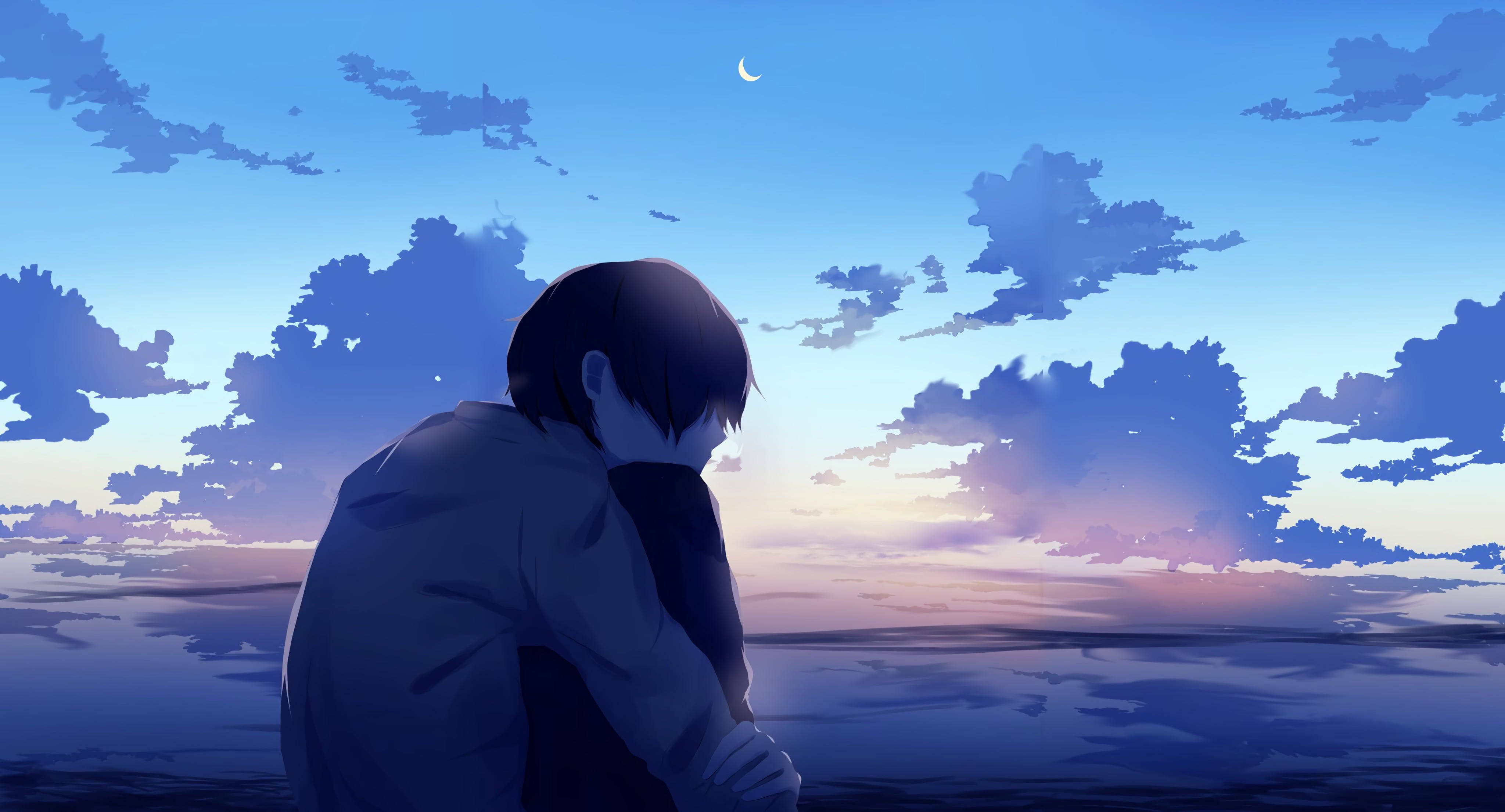 動漫男孩 桌布 壁紙 — 一個孤獨的動漫男孩在黃昏時分，彎腰坐在水邊，上方是新月和紫藍色的雲。